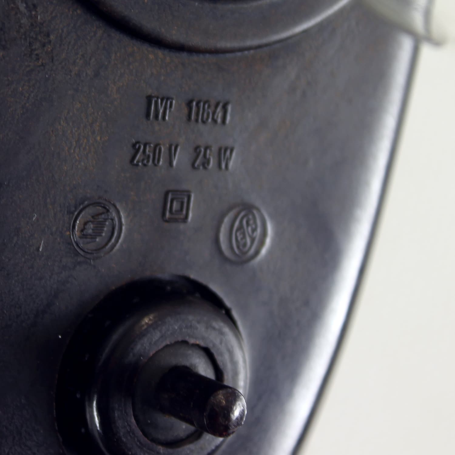 Lampa biurkowa Bauhaus, czarny bakelit, Czechosłowacja, lata 30. - 108316