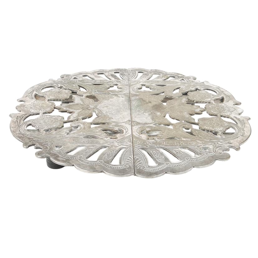 Taca pod gorące naczynia Rococo, mosiądz srebrzony, Dania, lata 60.