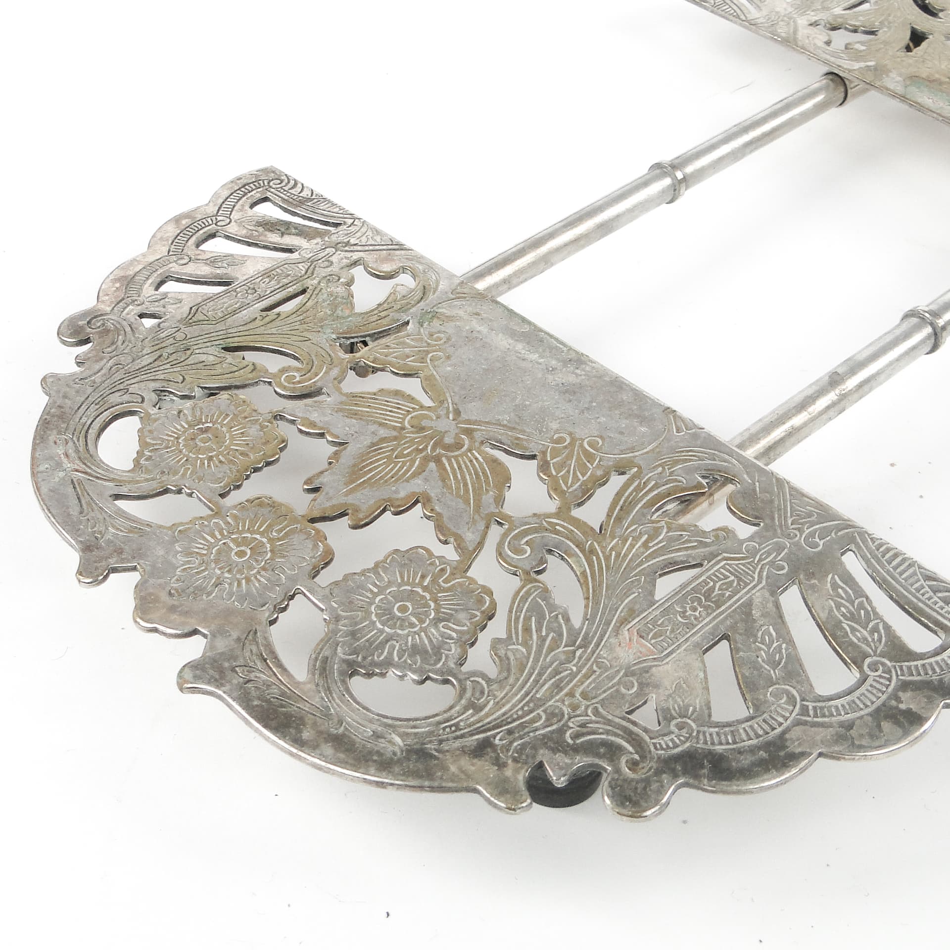 Taca pod gorące naczynia Rococo, mosiądz srebrzony, Dania, lata 60. - 108955