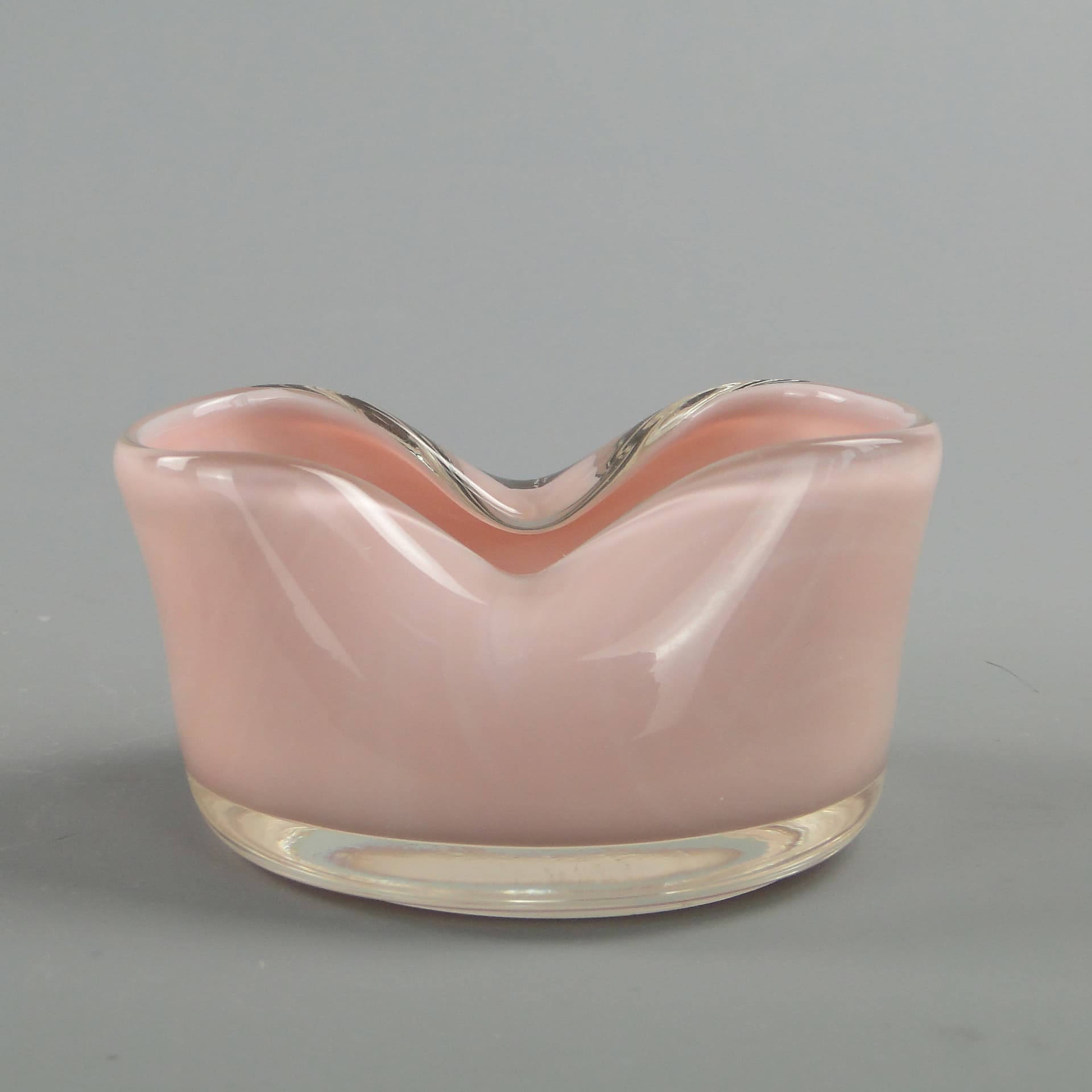Popielniczka, różowy, szkło, proj. J. Słuczan-Orkusz, Polska, lata 80. - 7760