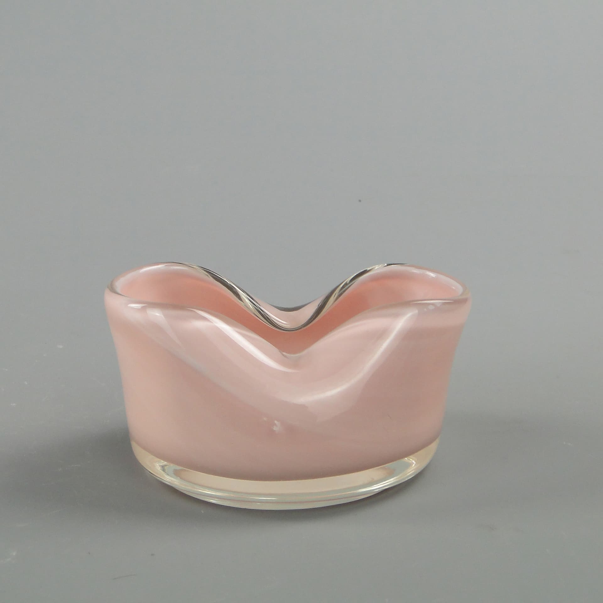 Popielniczka, różowy, szkło, proj. J. Słuczan-Orkusz, Polska, lata 80. - 7758