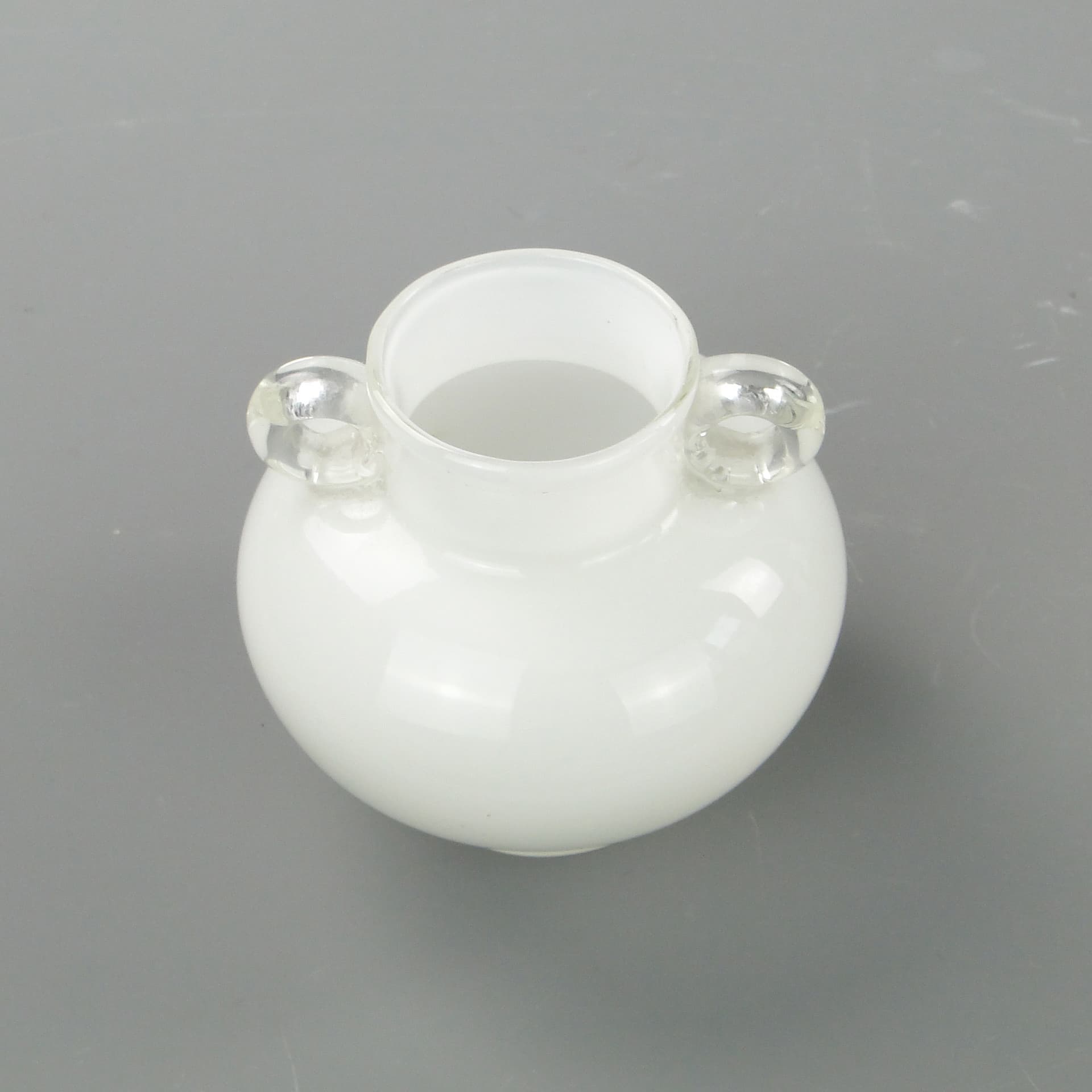 Wazon z uchwytami, szkło biały, proj. J. Słuczan-Orkusz, Polska, lata 80. - 7763