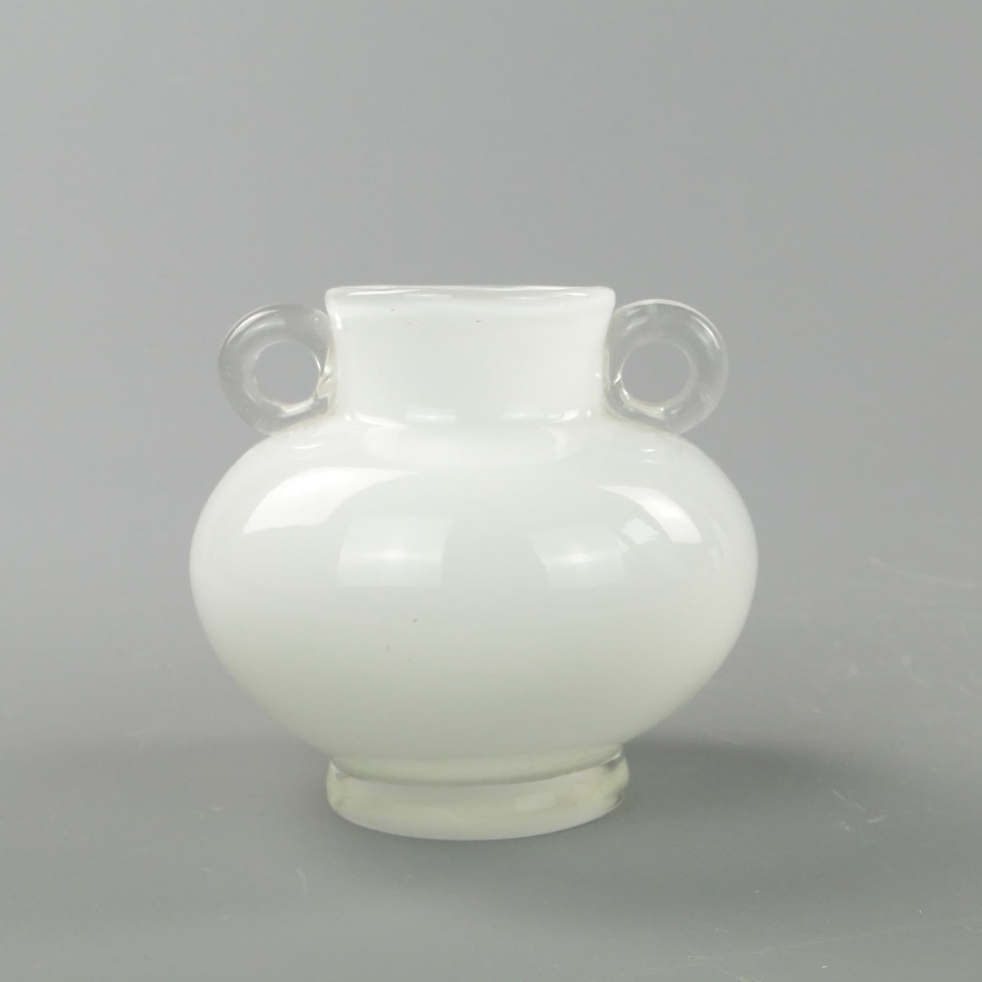 Wazon z uchwytami, szkło biały, proj. J. Słuczan-Orkusz, Polska, lata 80. - 7765