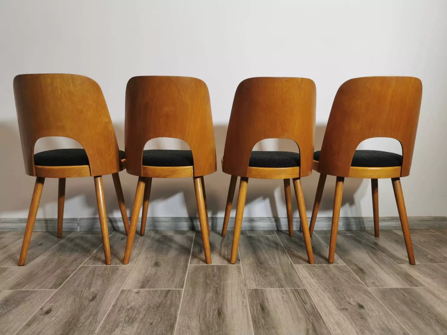 Komplet czterech krzeseł TON, dąb, tkanina szara, proj. O. Haerdtl, Tatra Nabytok, Czechosłowacja, lata 60. - 130465