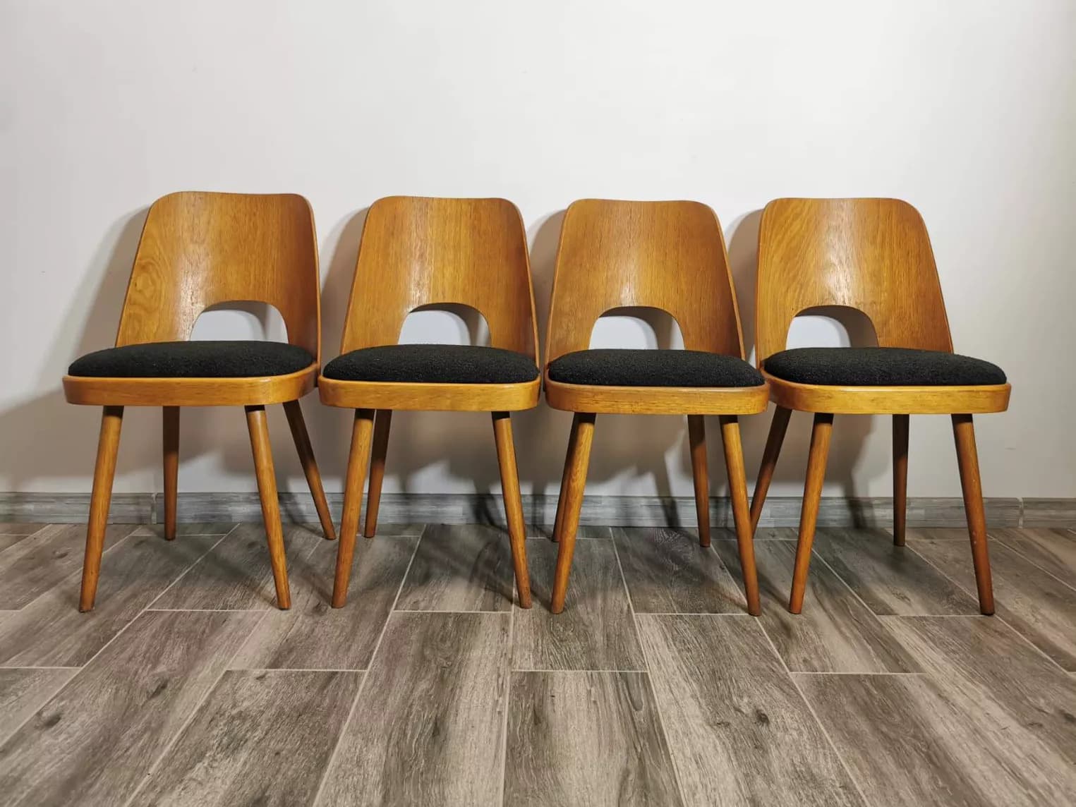 Komplet czterech krzeseł TON, dąb, tkanina szara, proj. O. Haerdtl, Tatra Nabytok, Czechosłowacja, lata 60. - 130466