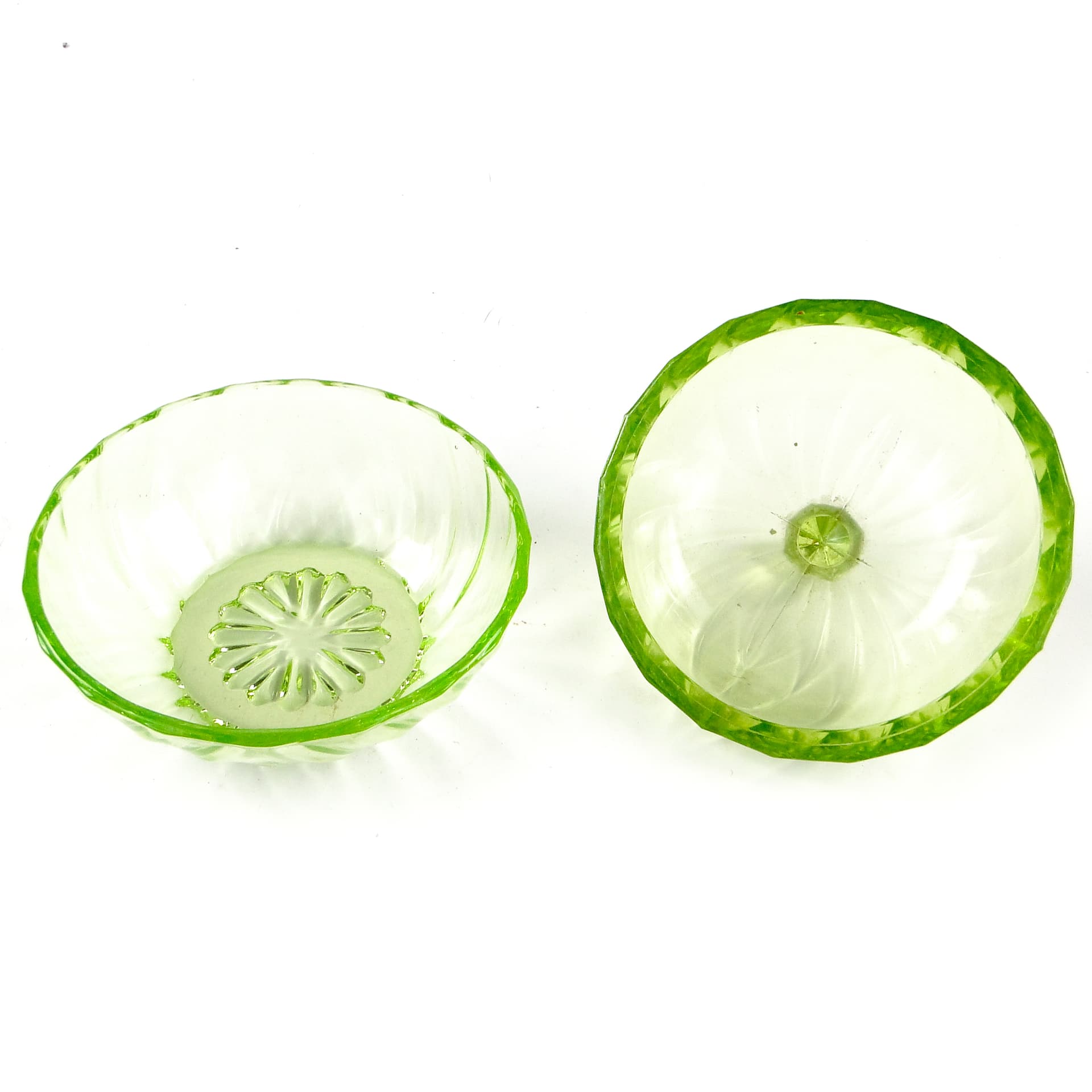 Bomboniera z pokrywką Art Deco, szkło uranowe prasowane, Polska, lata 30. - 110176