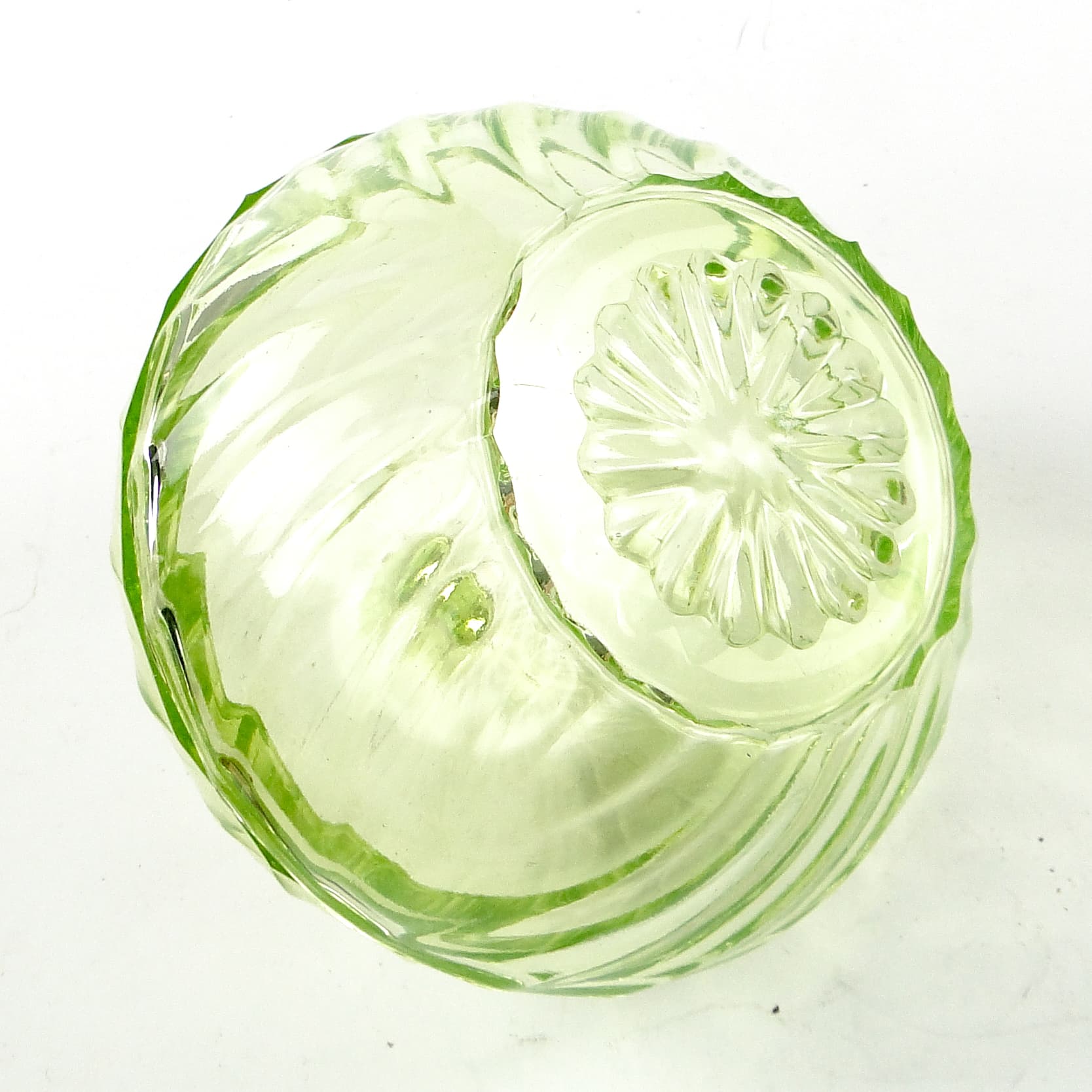 Bomboniera z pokrywką Art Deco, szkło uranowe prasowane, Polska, lata 30. - 110178