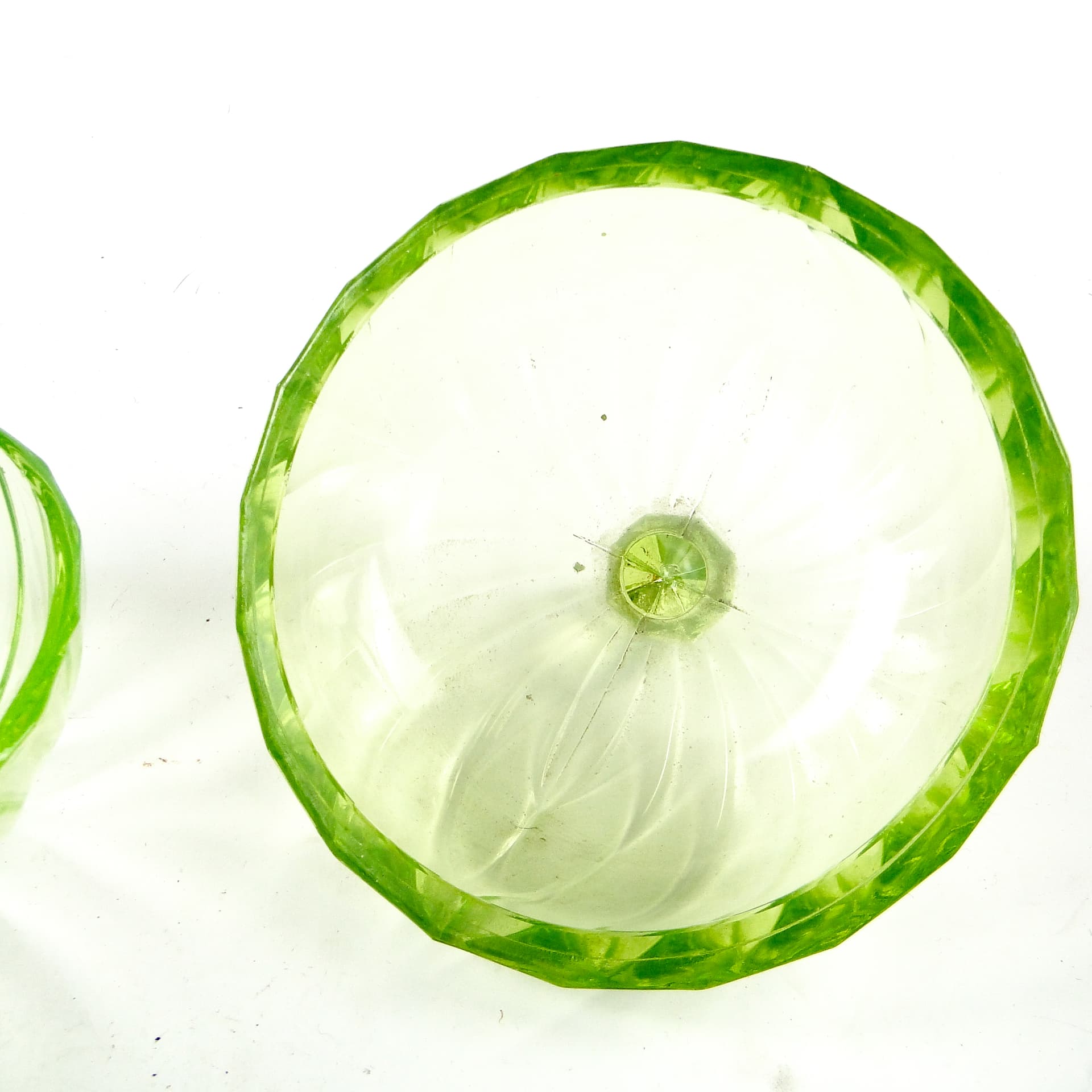 Bomboniera z pokrywką Art Deco, szkło uranowe prasowane, Polska, lata 30. - 110180