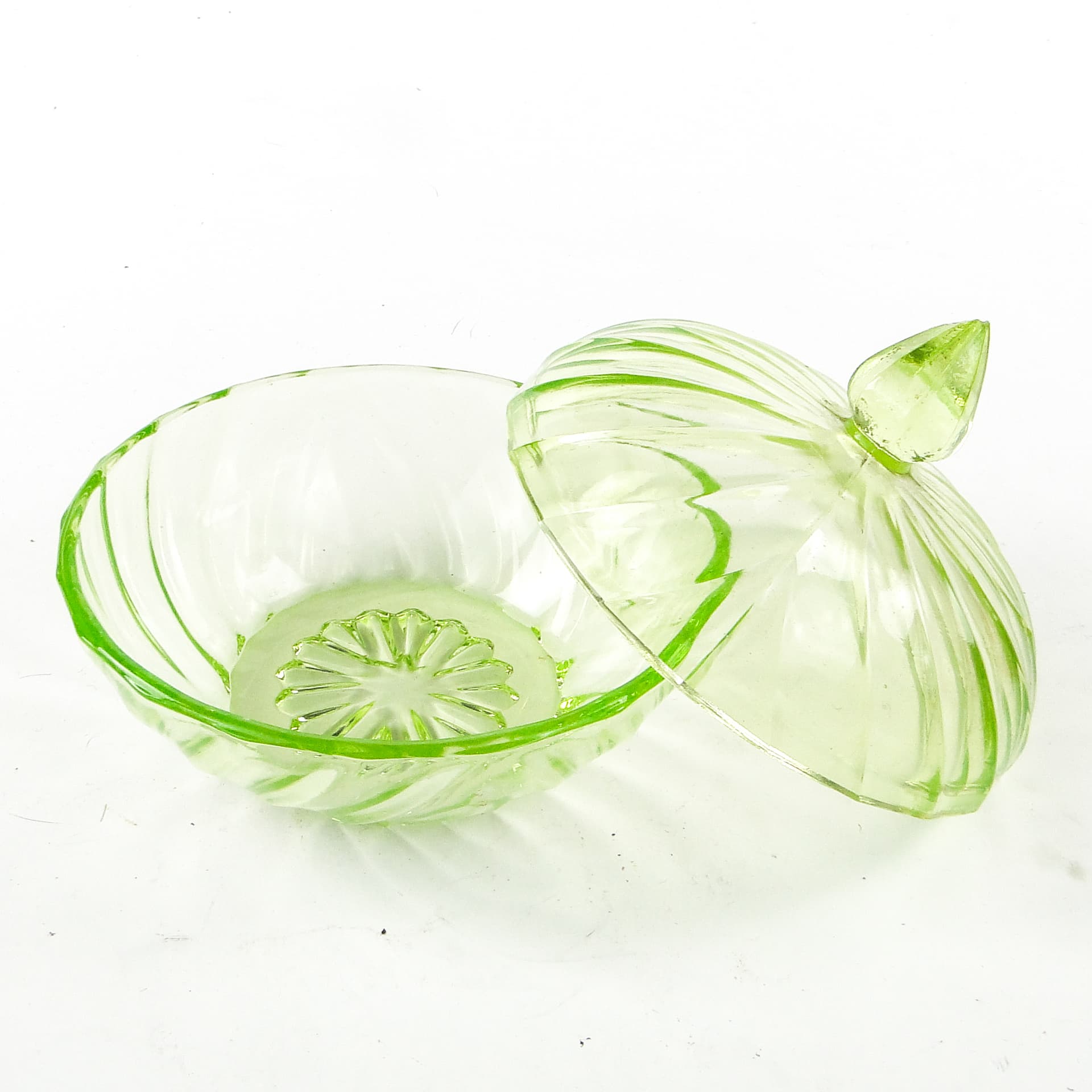 Bomboniera z pokrywką Art Deco, szkło uranowe prasowane, Polska, lata 30. - 110174