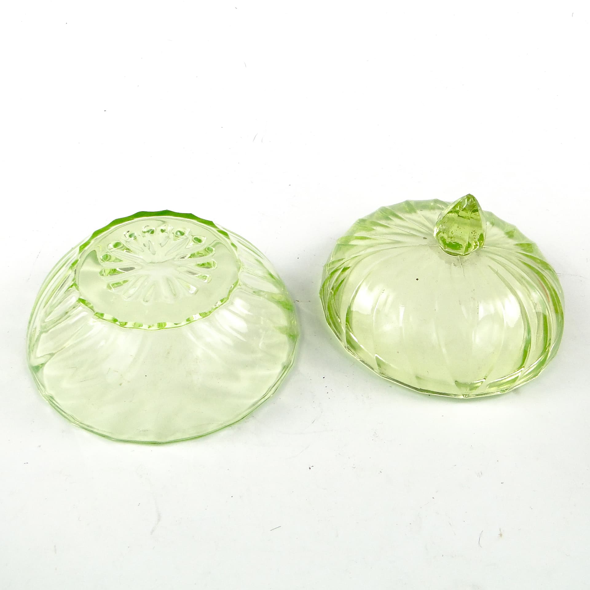 Bomboniera z pokrywką Art Deco, szkło uranowe prasowane, Polska, lata 30. - 110181