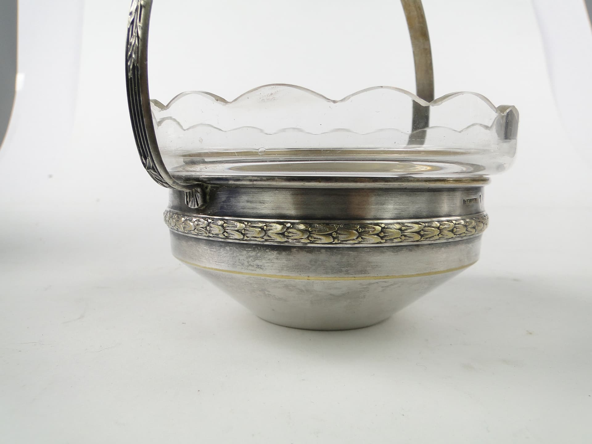 Cukiernica koszyczkowa Eklektyzm, mosiądz srebrzony, kryształ, Polska, lata 30. - 111384