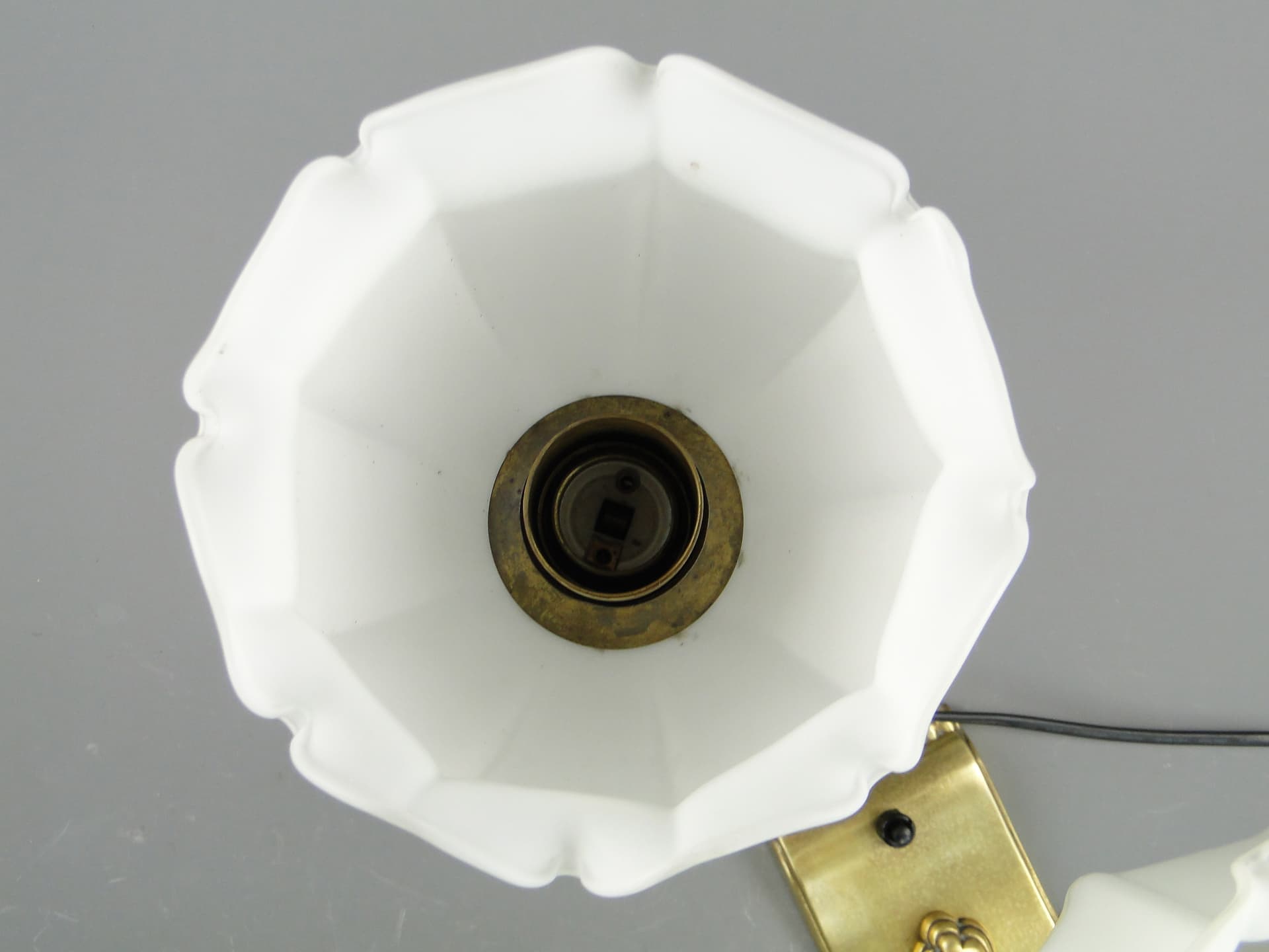 Para lamp stołowych Art déco, mosiądz złoty, szkło białe, Polska, lata 20. - 8050