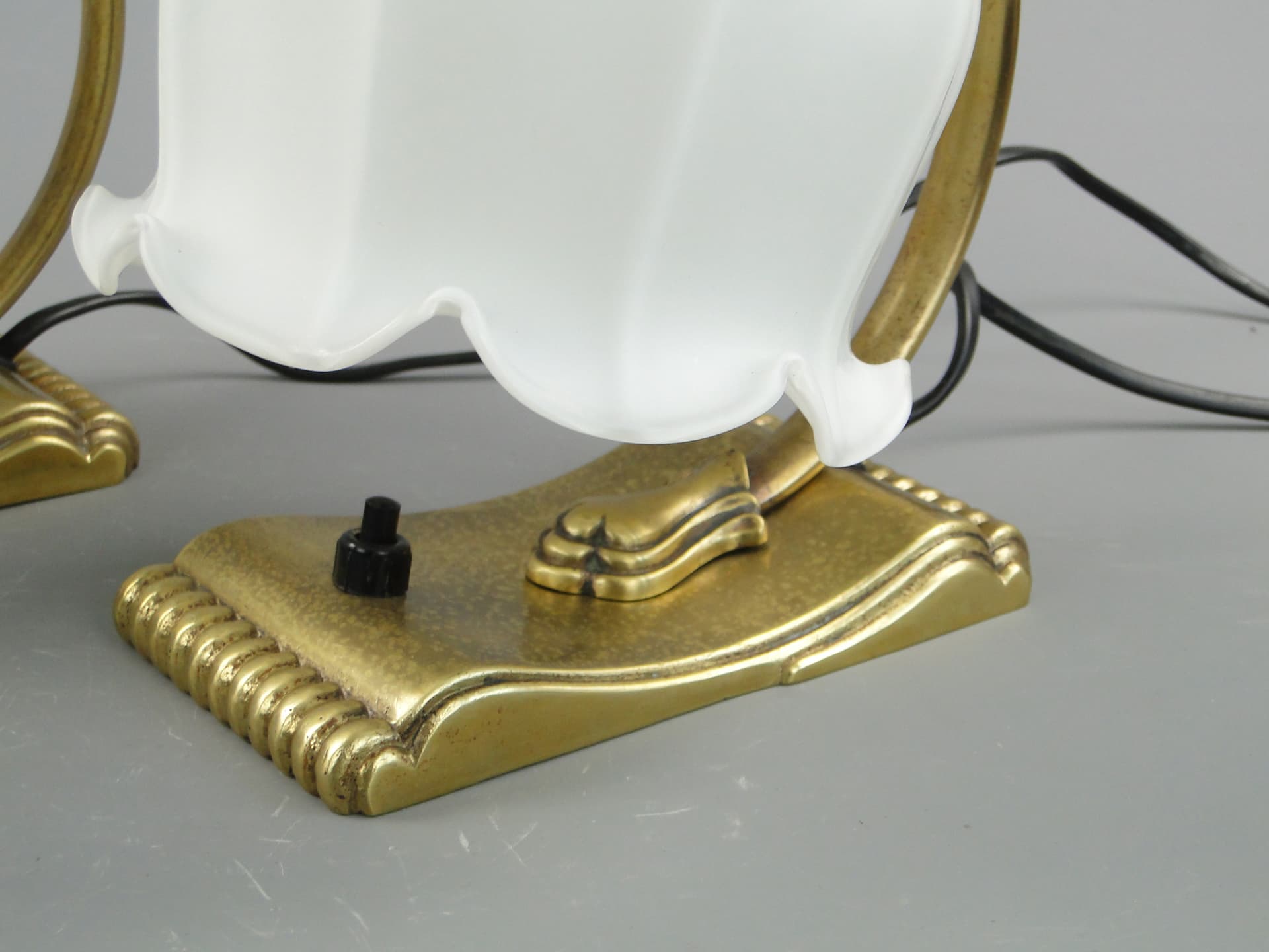 Para lamp stołowych Art déco, mosiądz złoty, szkło białe, Polska, lata 20. - 8052