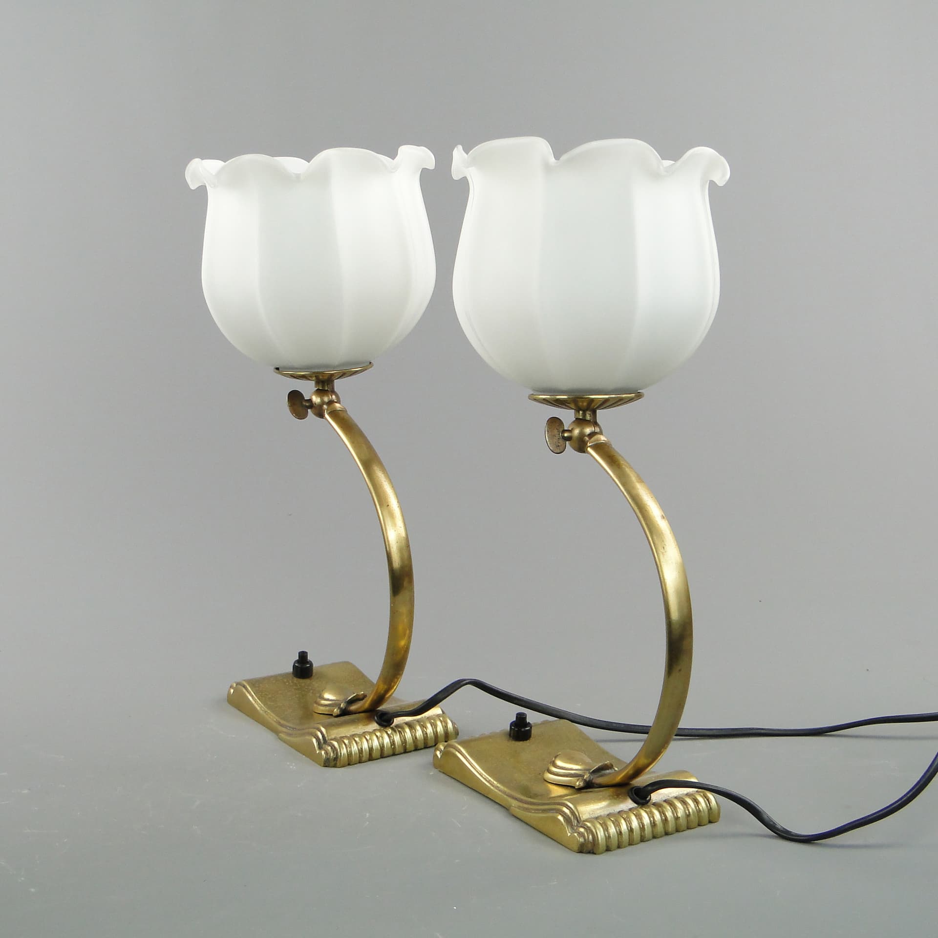 Para lamp stołowych Art déco, mosiądz złoty, szkło białe, Polska, lata 20. - 8047