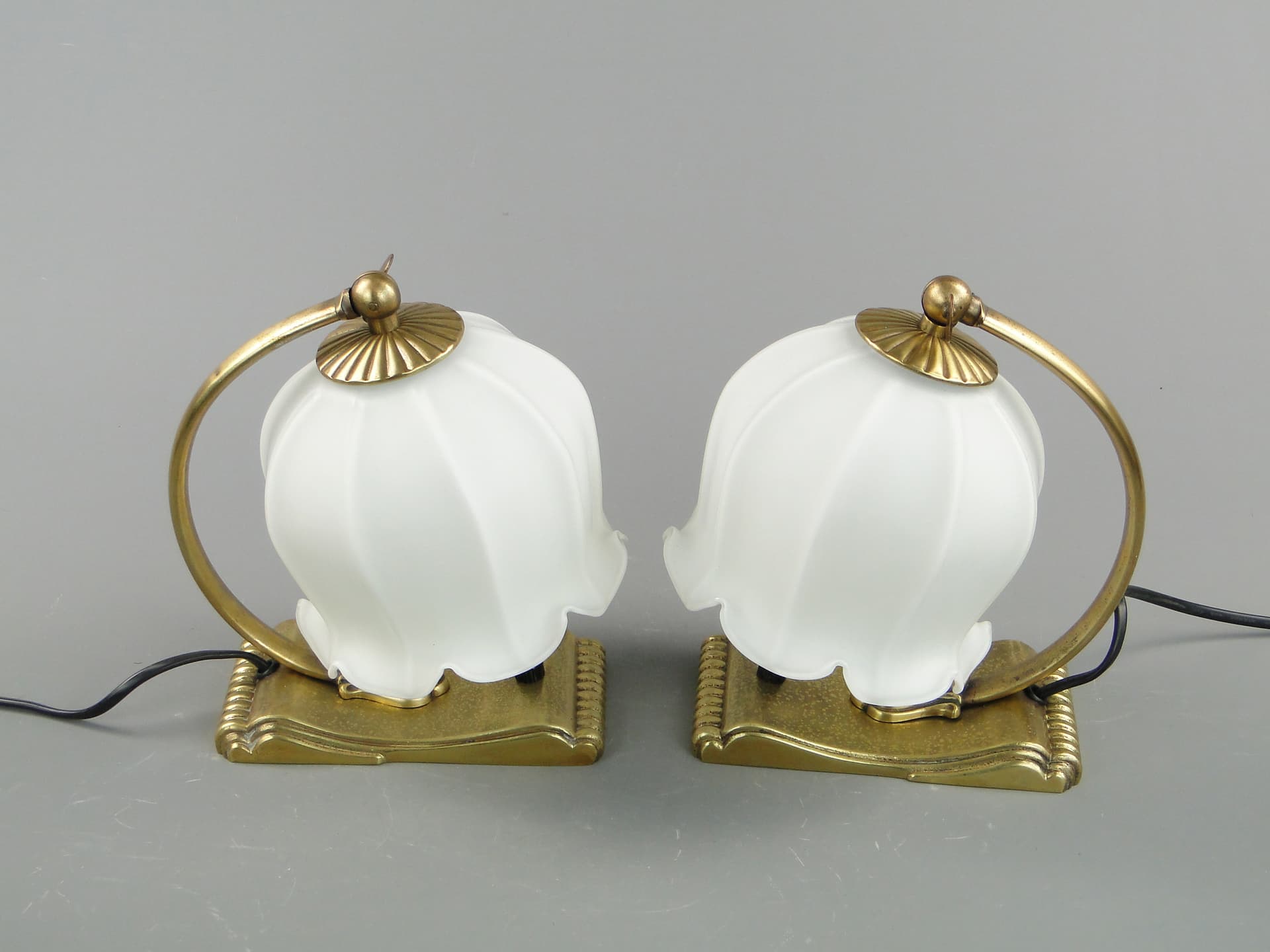 Para lamp stołowych Art déco, mosiądz złoty, szkło białe, Polska, lata 20. - 8051