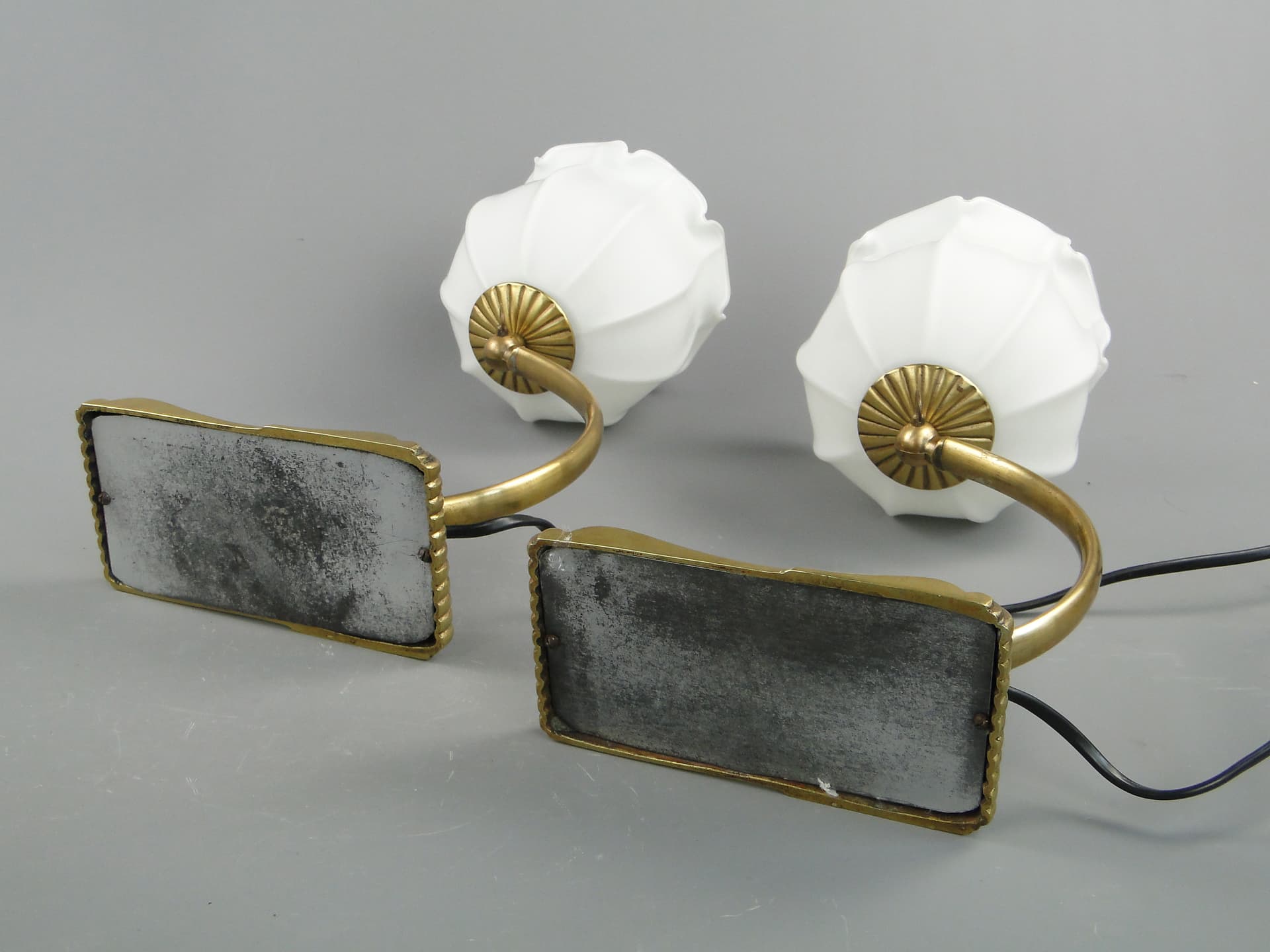 Para lamp stołowych Art déco, mosiądz złoty, szkło białe, Polska, lata 20. - 8053