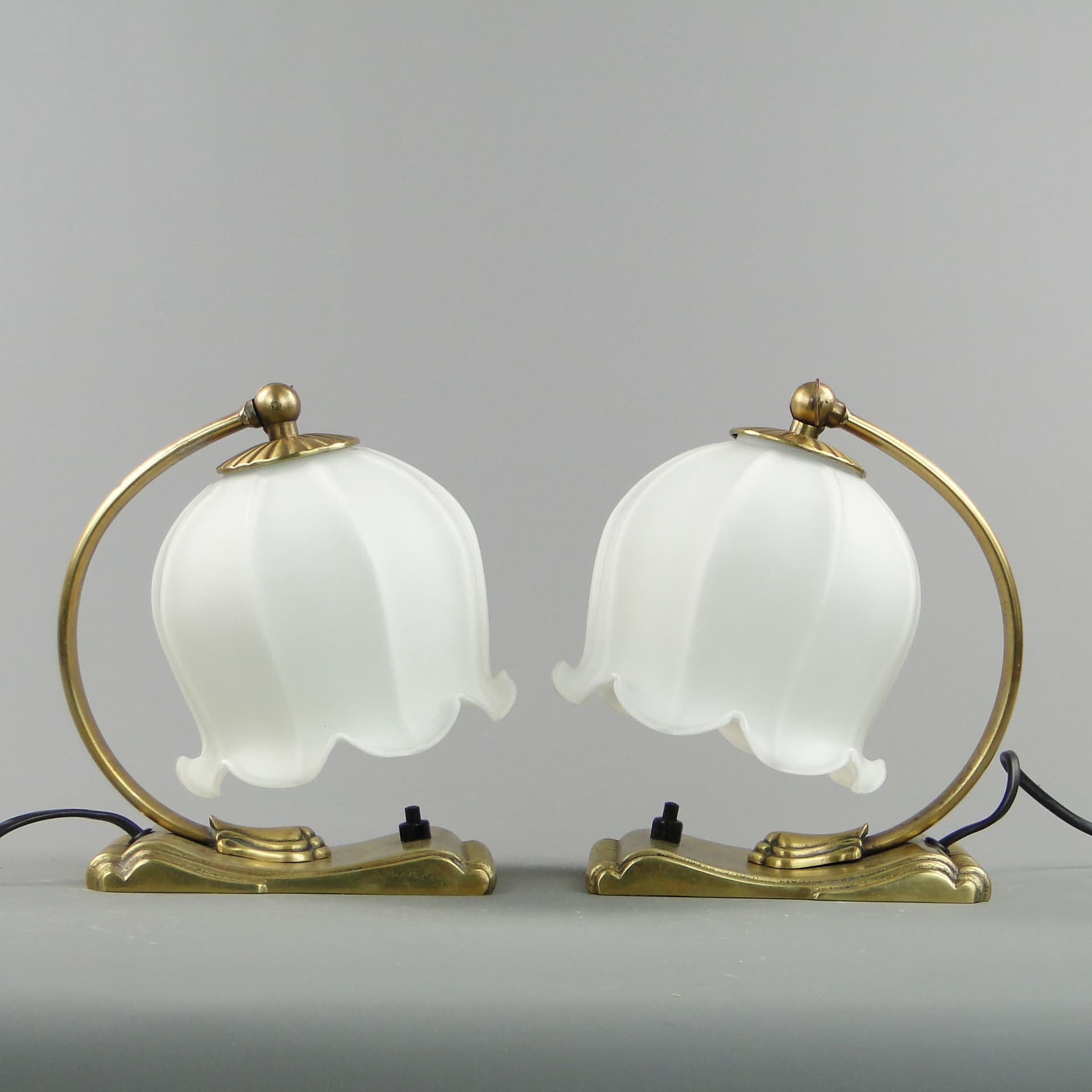 Para lamp stołowych Art déco, mosiądz złoty, szkło białe, Polska, lata 20. - 8046