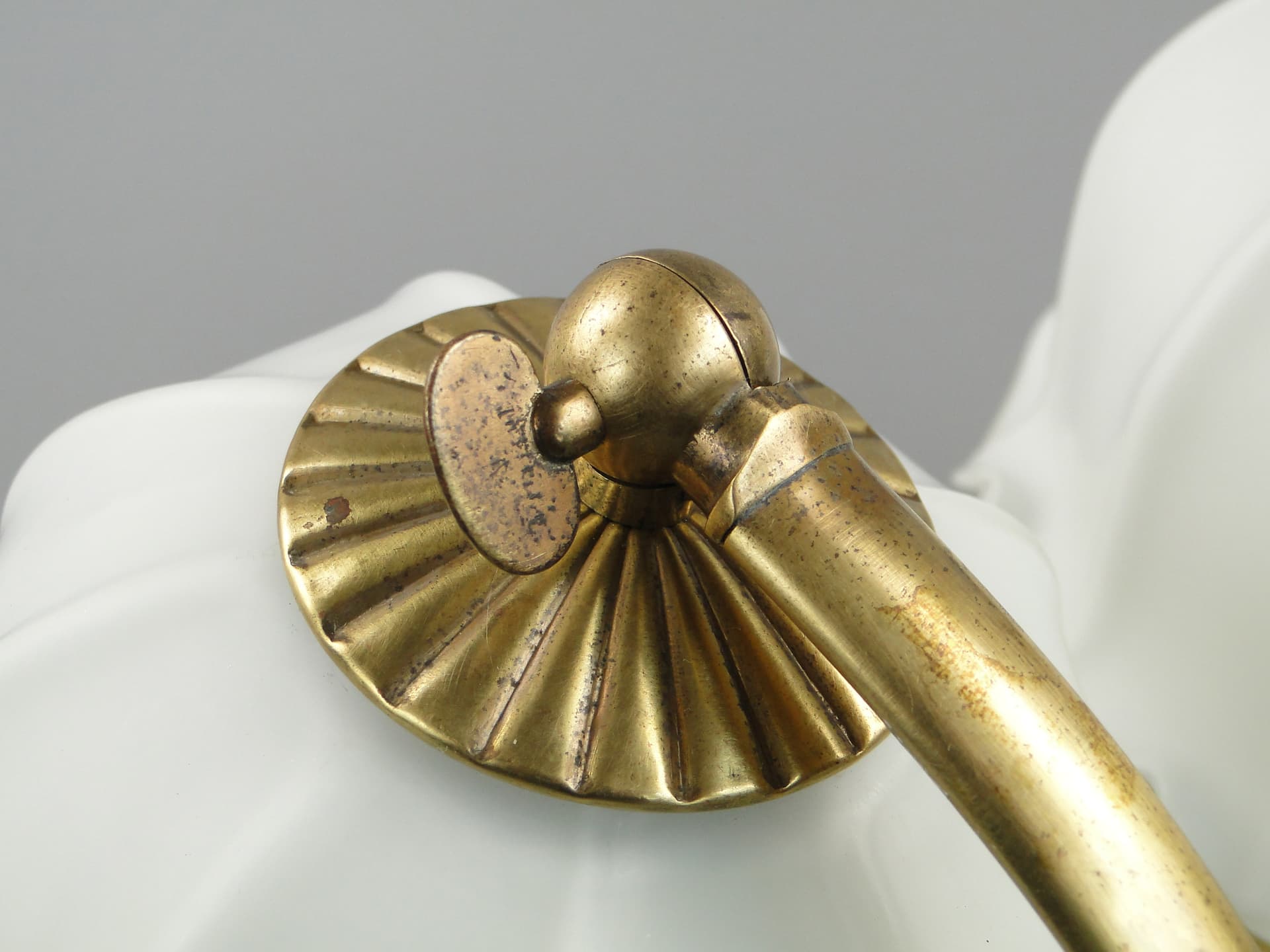 Para lamp stołowych Art déco, mosiądz złoty, szkło białe, Polska, lata 20. - 8054