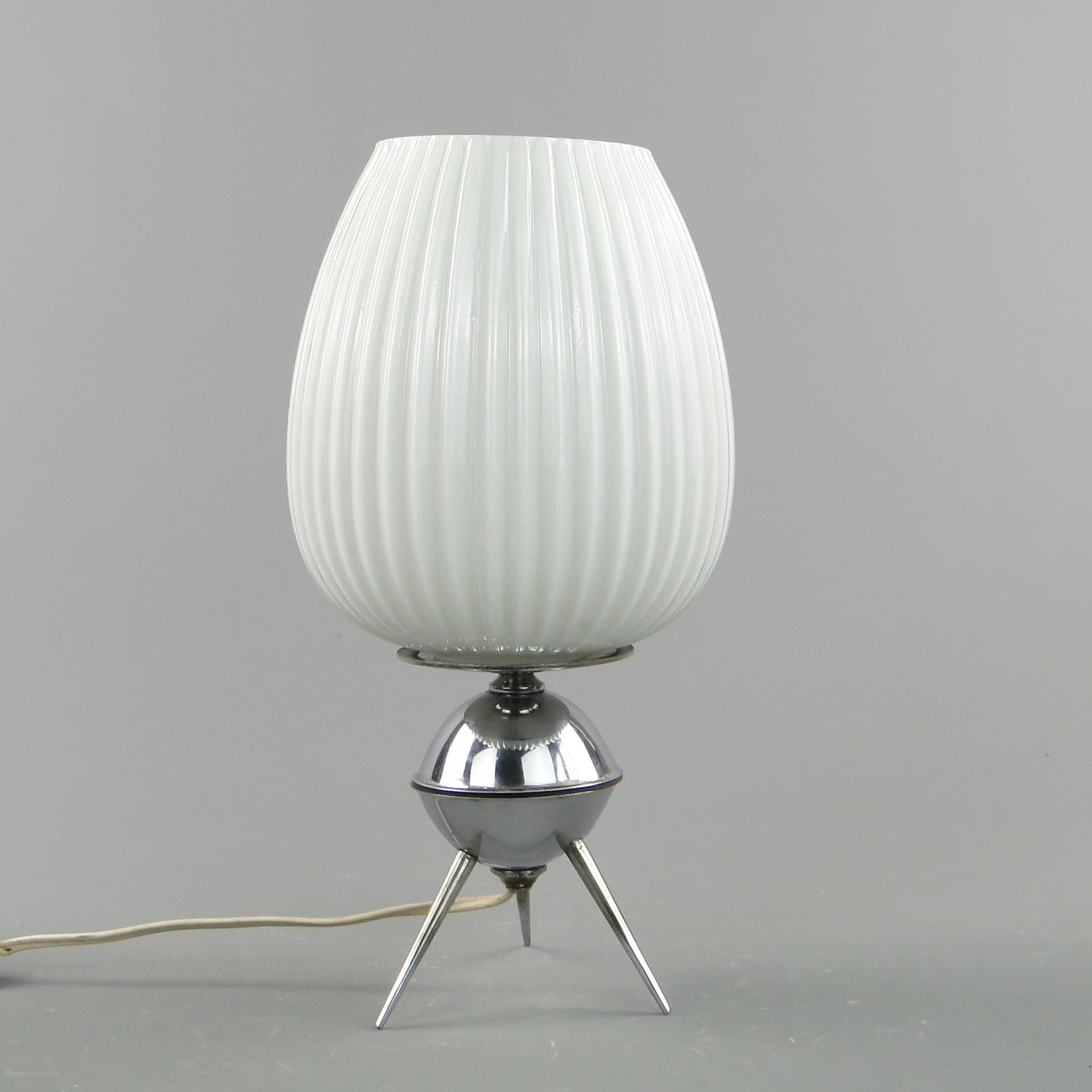Lampa stołowa Space Age, szkło białe, metal chrom, proj. A. Gałecki, Polska, lata 60. - 8059