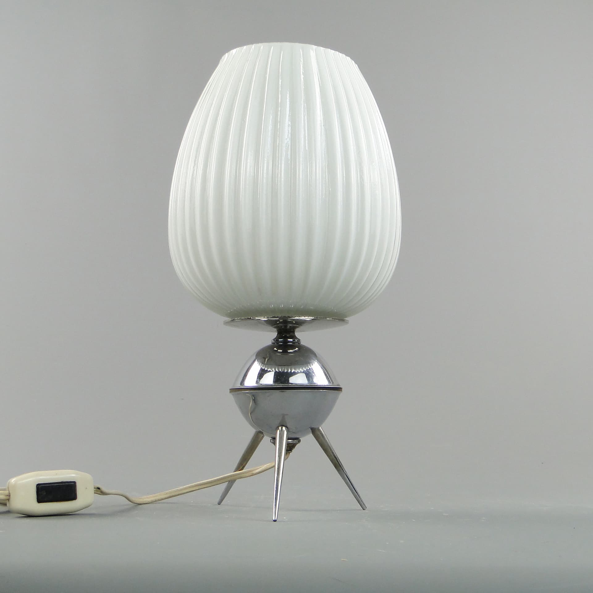Lampa stołowa Space Age, szkło białe, metal chrom, proj. A. Gałecki, Polska, lata 60. - 8060