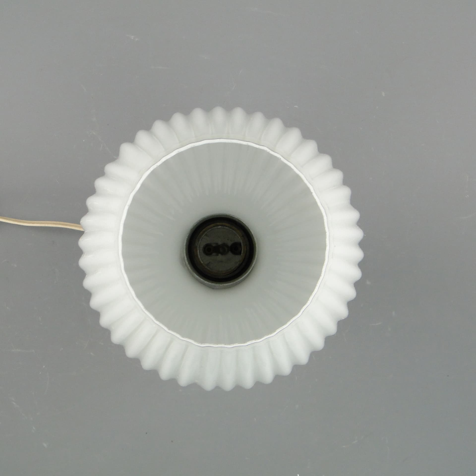 Lampa stołowa Space Age, szkło białe, metal chrom, proj. A. Gałecki, Polska, lata 60. - 8062