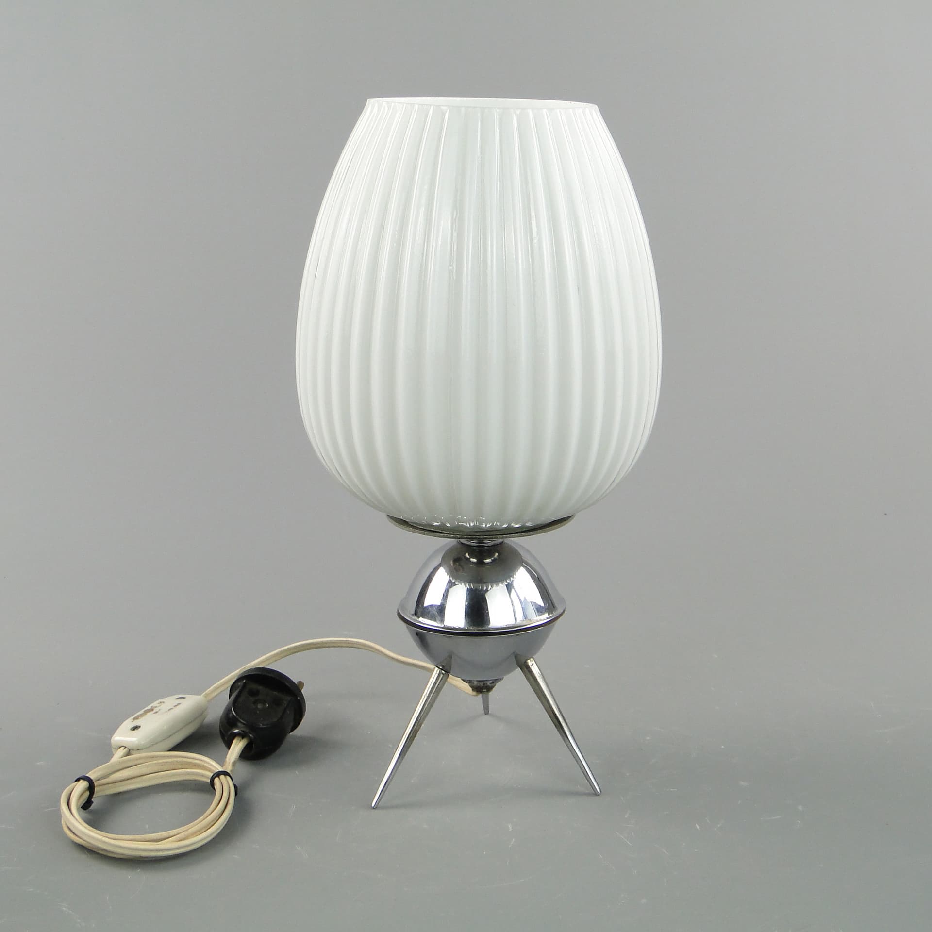Lampa stołowa Space Age, szkło białe, metal chrom, proj. A. Gałecki, Polska, lata 60. - 8061