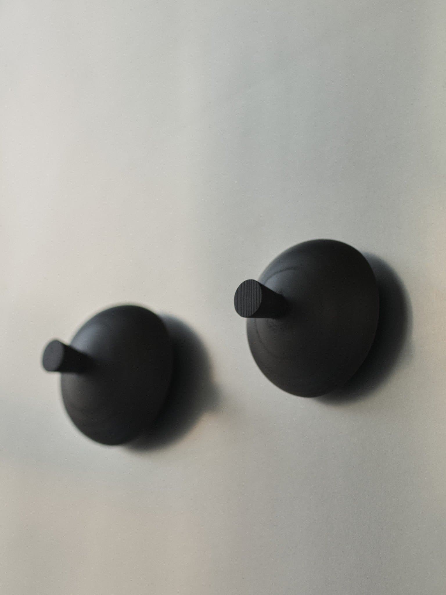 Zestaw dwóch haków ściennych Buste, czarny, proj. Maria Jeglińska-Adamczewska, GestGest - 123899