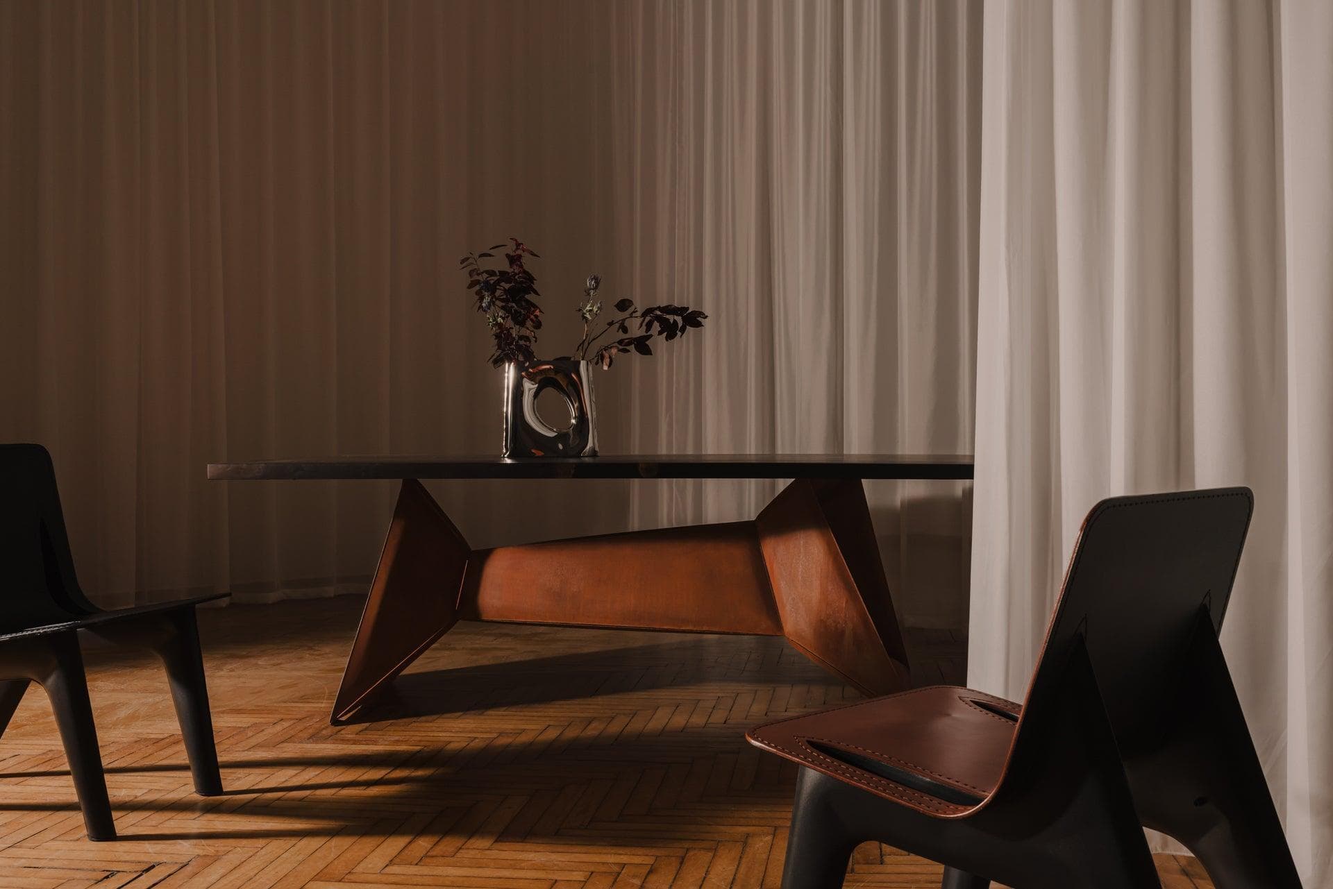 Krzesło J-CHAIR skóra koniakowa, grafit, aluminium, Zieta Studio - 117342