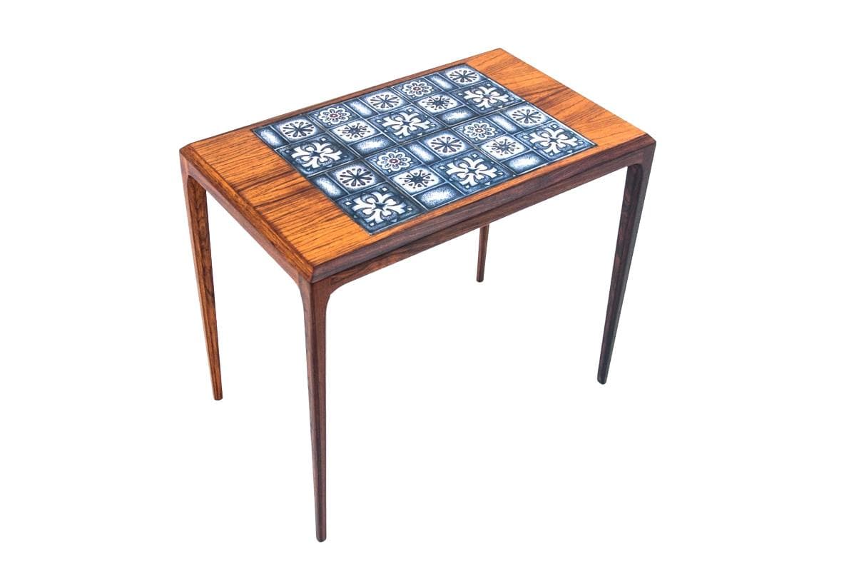 Tekowy stolik pomocniczy z niebieską ceramiką, Dania, lata 60.
