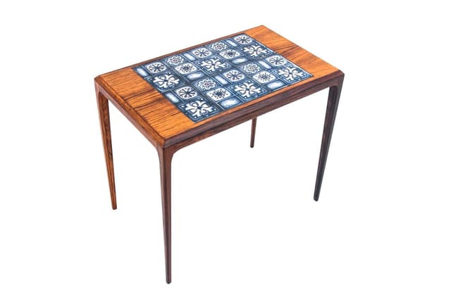 Tekowy stolik pomocniczy z niebieską ceramiką, Dania, lata 60. - WYMIARY