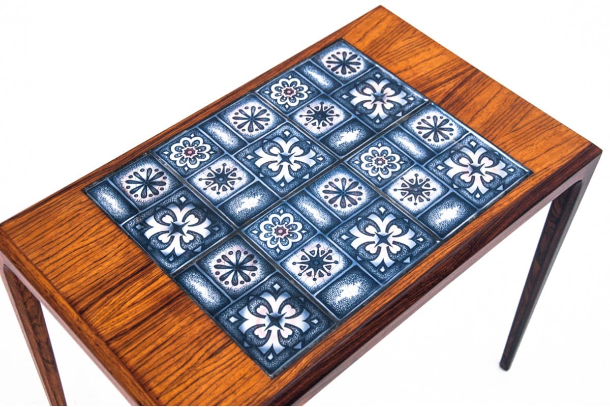 Tekowy stolik pomocniczy z niebieską ceramiką, Dania, lata 60. - 78377