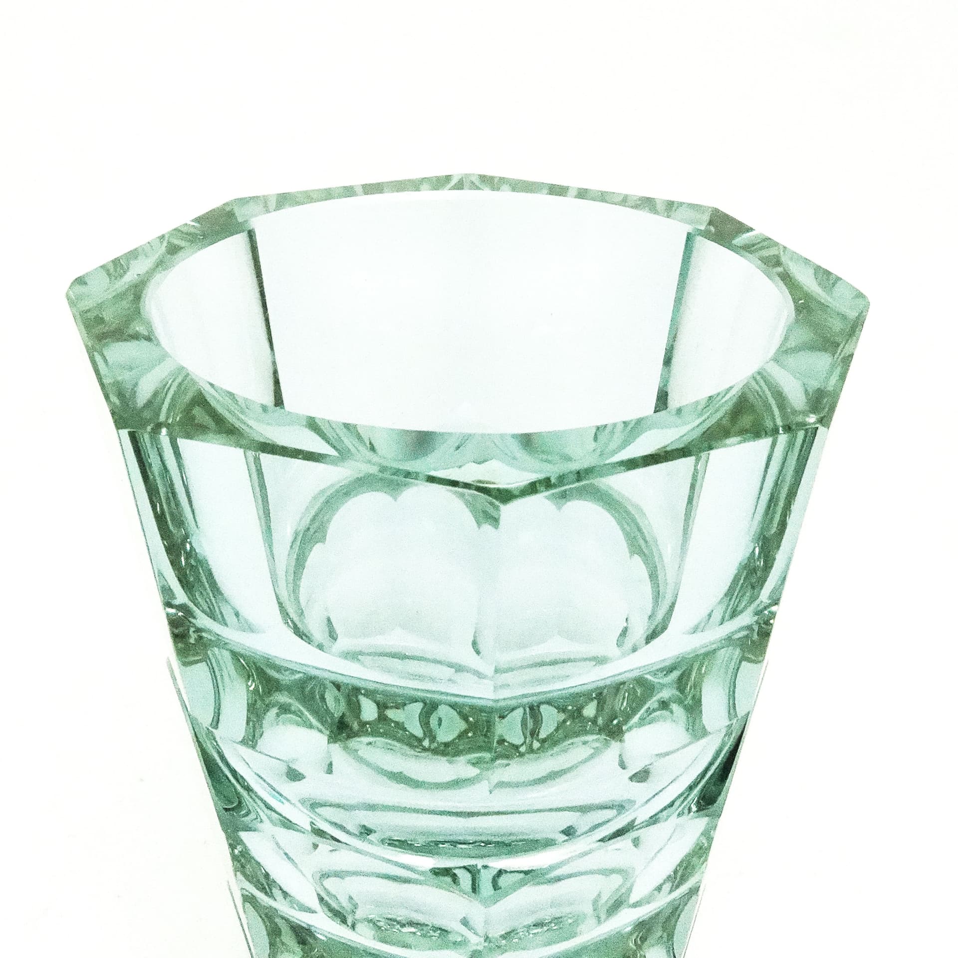 Wazon Art Deco, szkło aleksandrytowe, proj. J. Hoffmann, Moser, Czechosłowacja, lata 30. - 115739