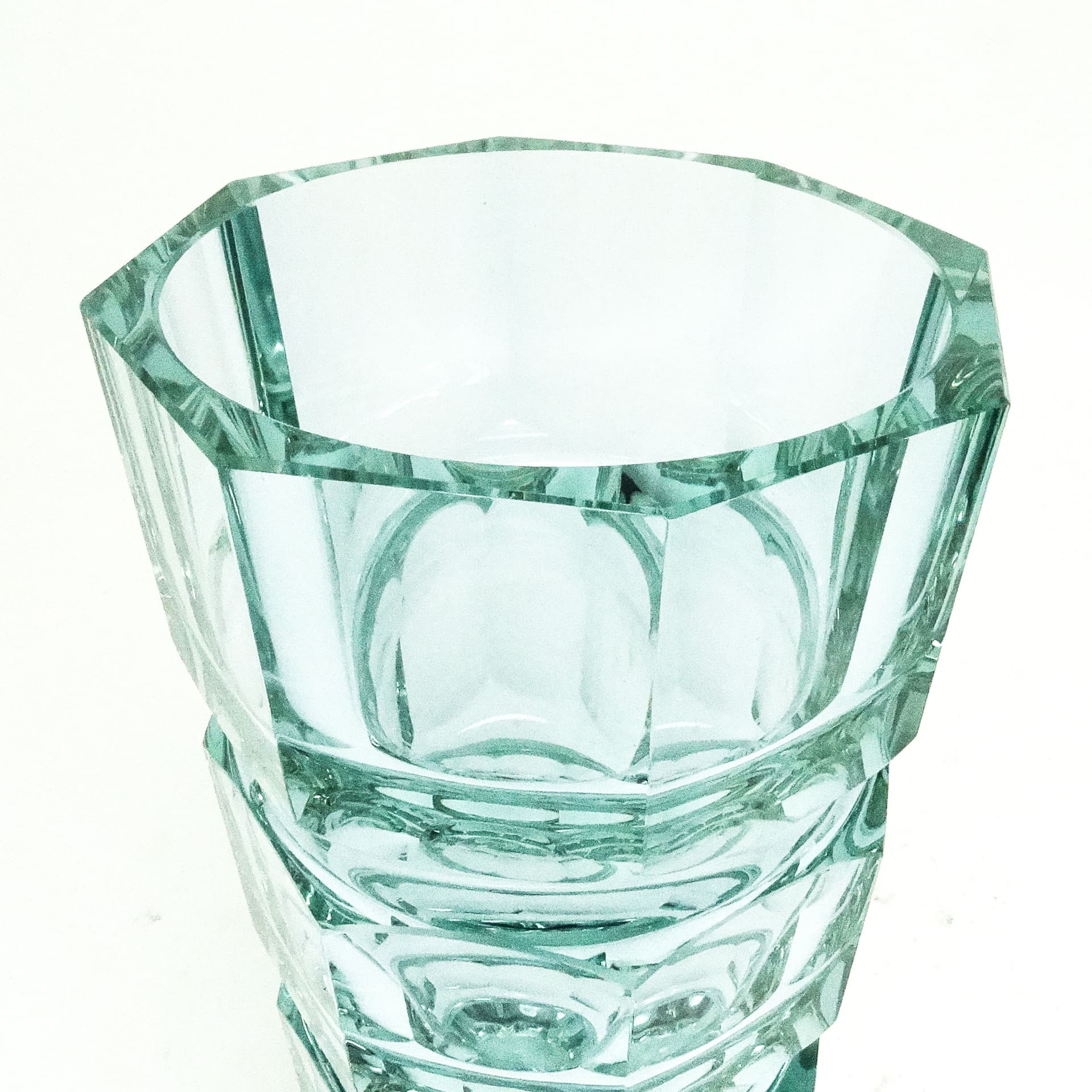 Wazon Art Deco, szkło aleksandrytowe, proj. J. Hoffmann, Moser, Czechosłowacja, lata 30. - 115800