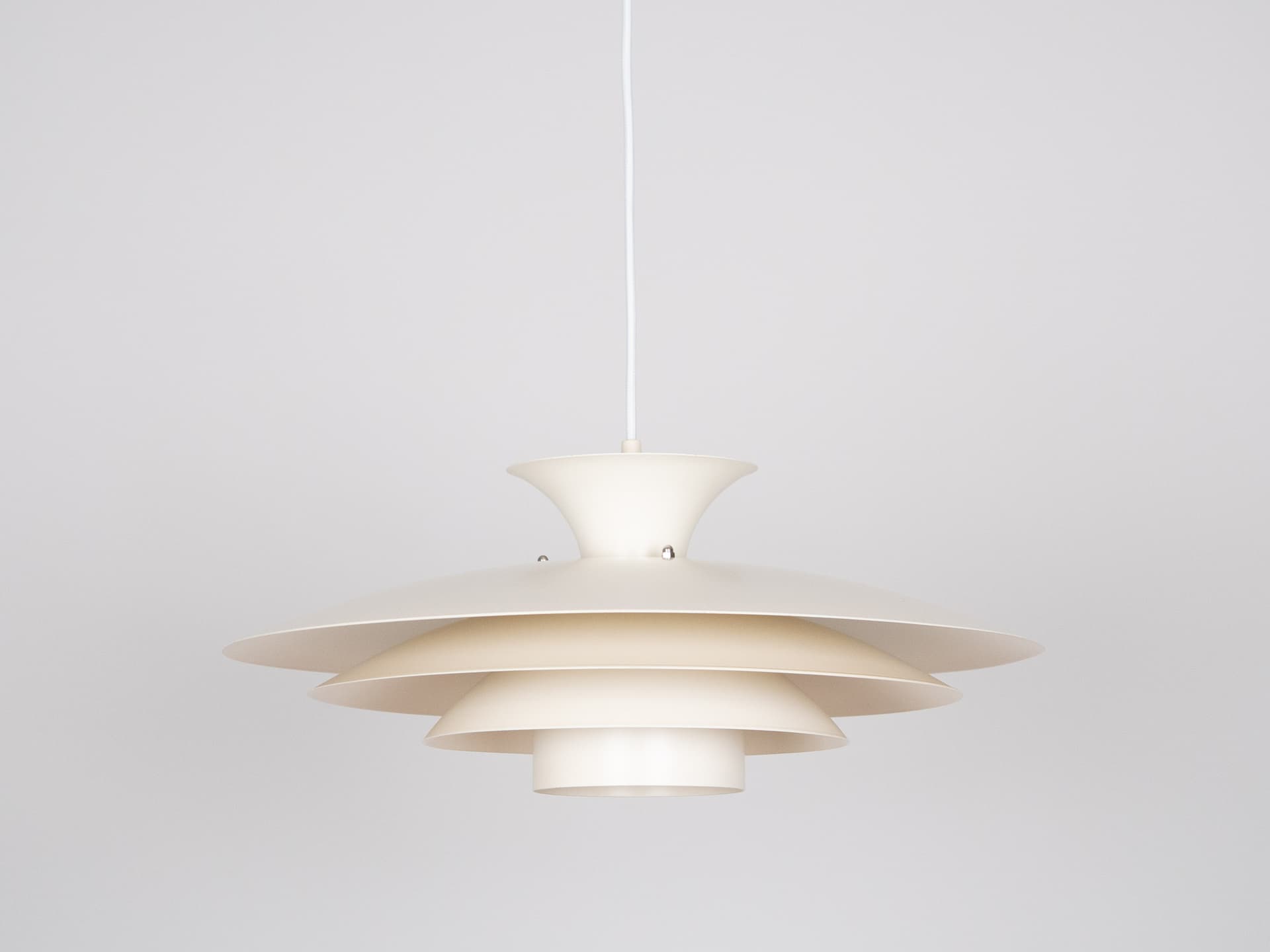 Biała aluminiowa lampa wisząca Top Lamper, Dania, lata 80. - 122781