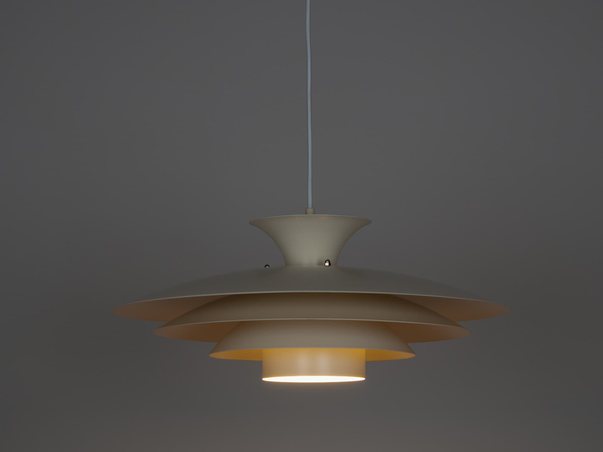 Biała aluminiowa lampa wisząca Top Lamper, Dania, lata 80. - 122784