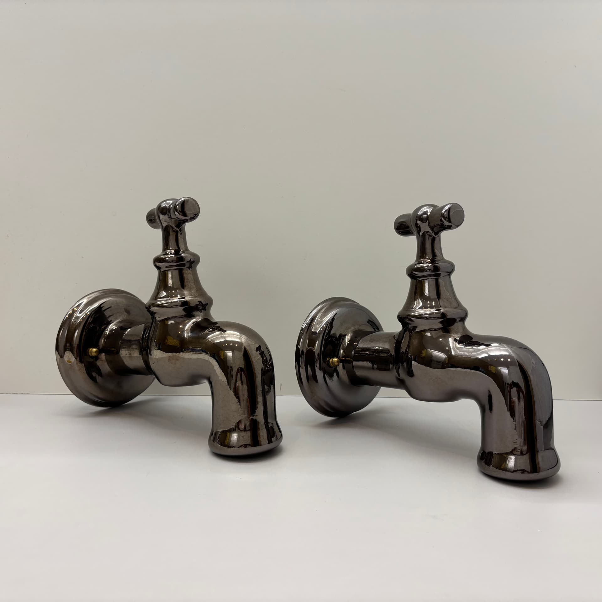 Pair of postmodern wall sconces, graphite, ceramic, Italy, 1990s. - 124192