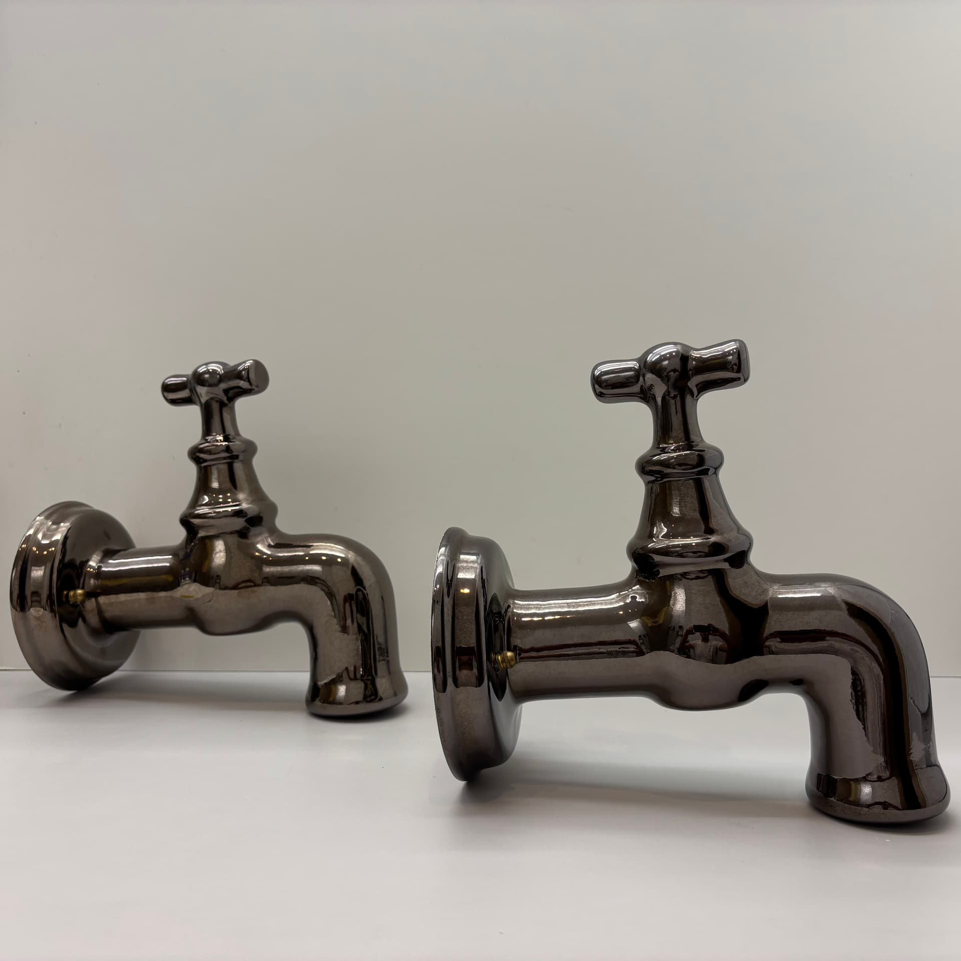 Pair of postmodern wall sconces, graphite, ceramic, Italy, 1990s. - 124191