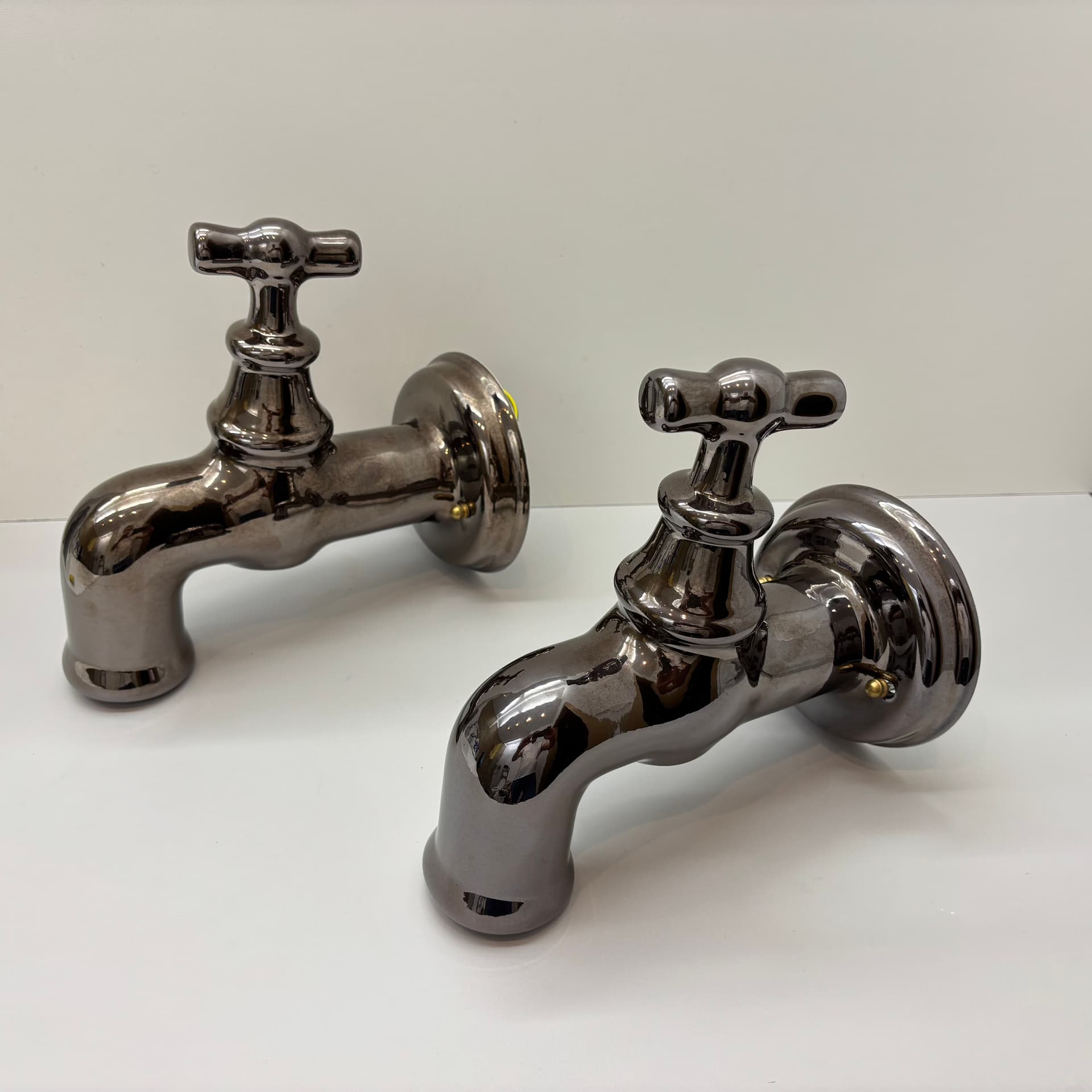 Pair of postmodern wall sconces, graphite, ceramic, Italy, 1990s. - 124186