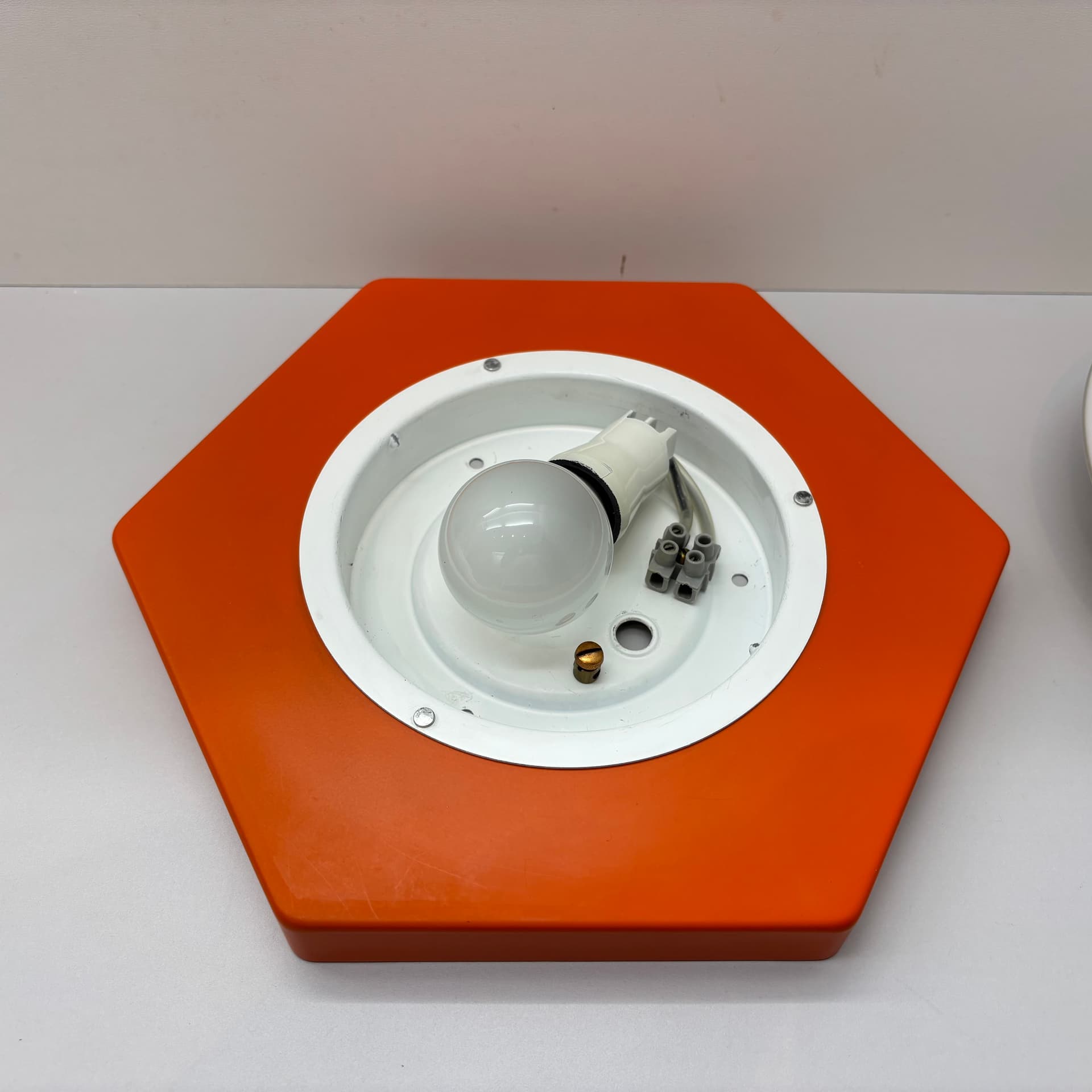 Kinkiet, biały pomarańczowy, szkło metal, proj. R. Kruger, Niemcy, lata 70. - 124215