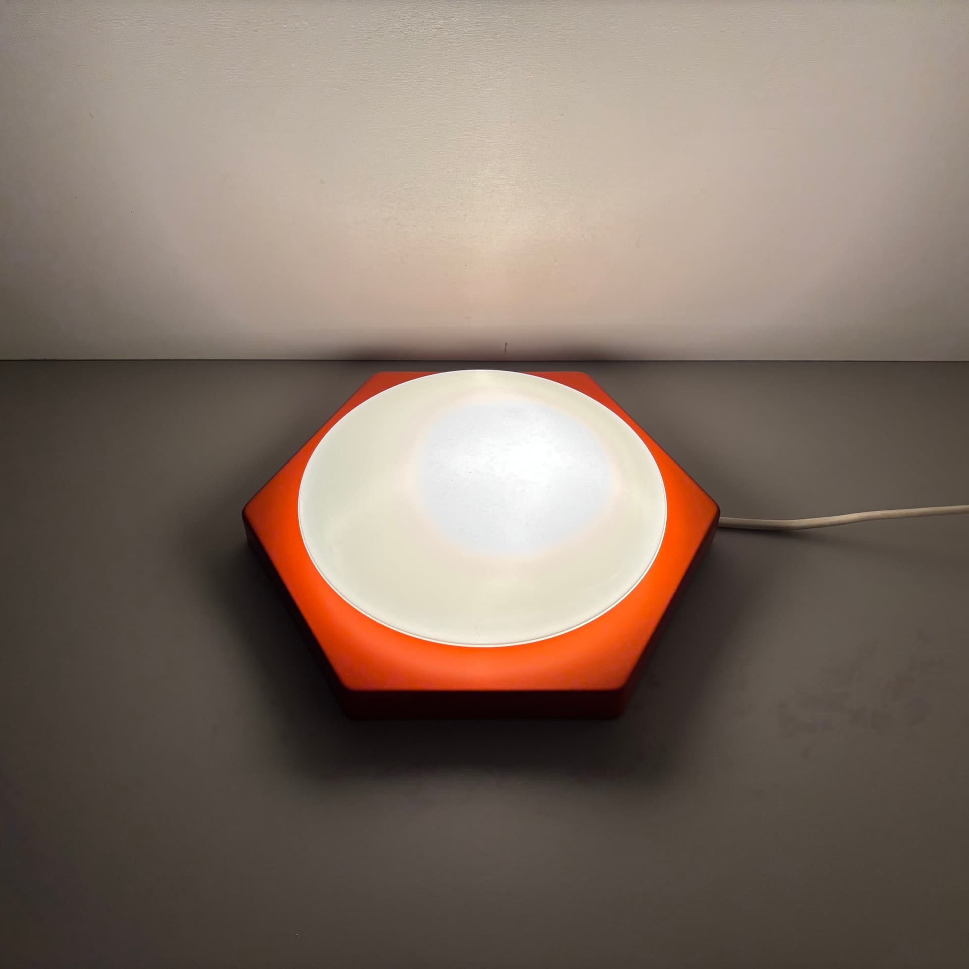 Kinkiet, biały pomarańczowy, szkło metal, proj. R. Kruger, Niemcy, lata 70. - 124216