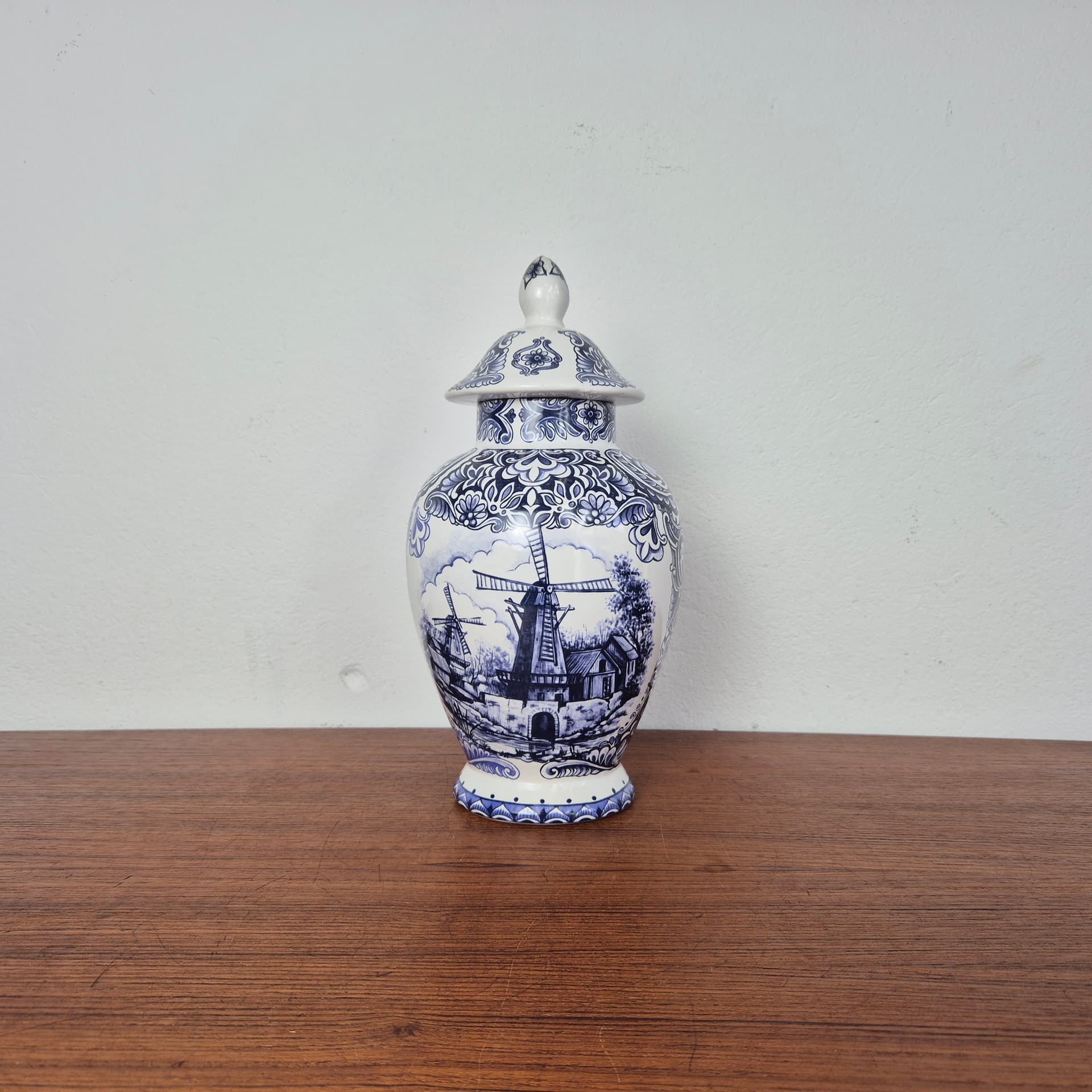 Amfora porcelana biała, Delfts Bleau, Holandia, lata 60. - 125020