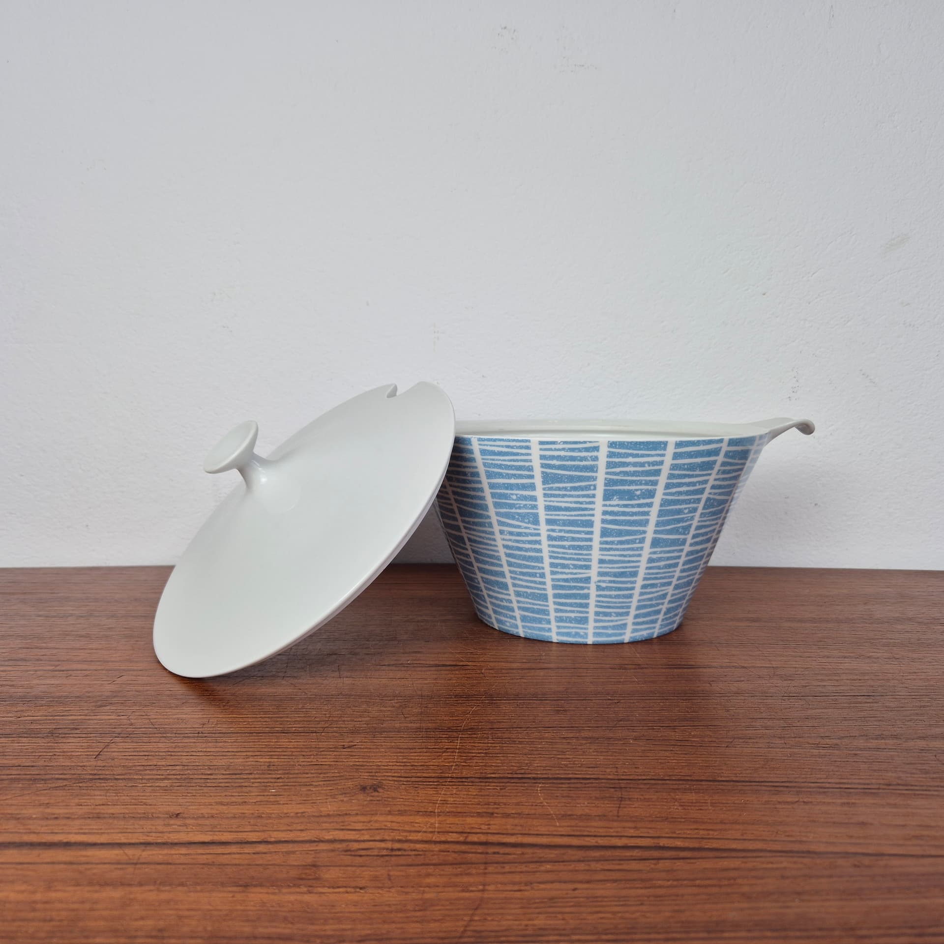 Waza Schönwald 511, biała, porcelana, proj. H. Löffelhardt, Niemcy, lata 50. - 125085