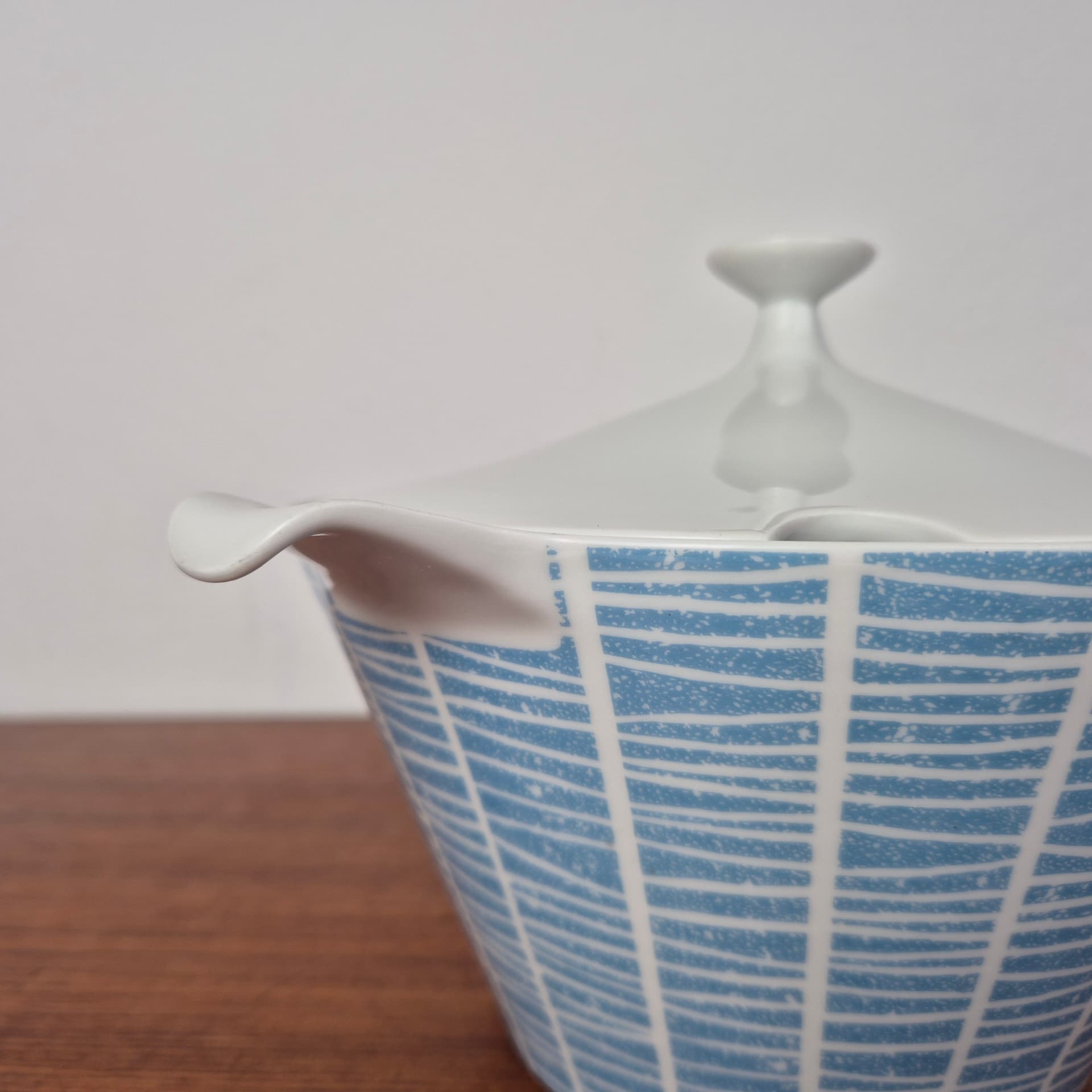 Waza Schönwald 511, biała, porcelana, proj. H. Löffelhardt, Niemcy, lata 50. - 125084