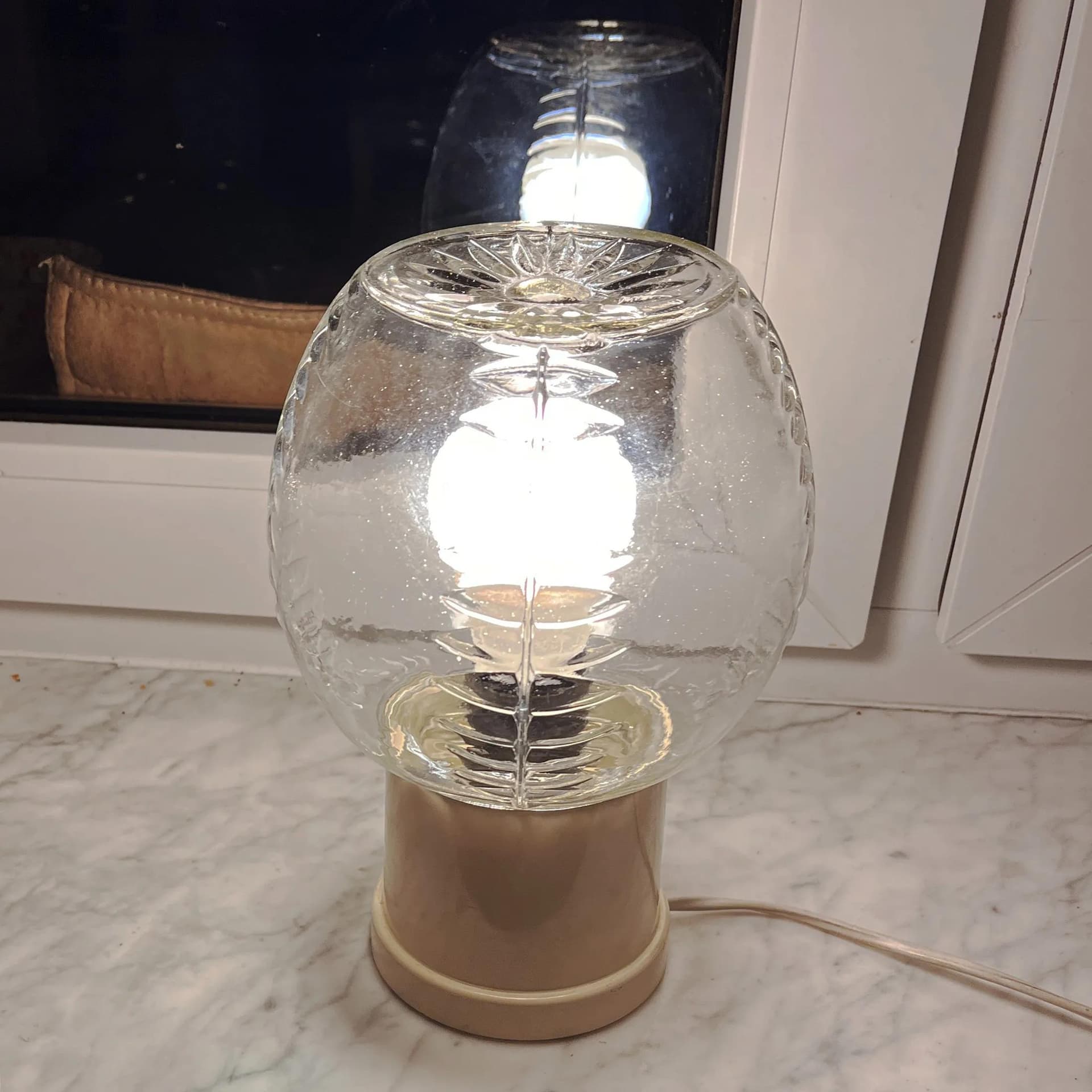 Lampka nocna modernistyczna, biały, szkło transparentne, plastik beżowy, Massive, Belgia, lata 70. - 126076