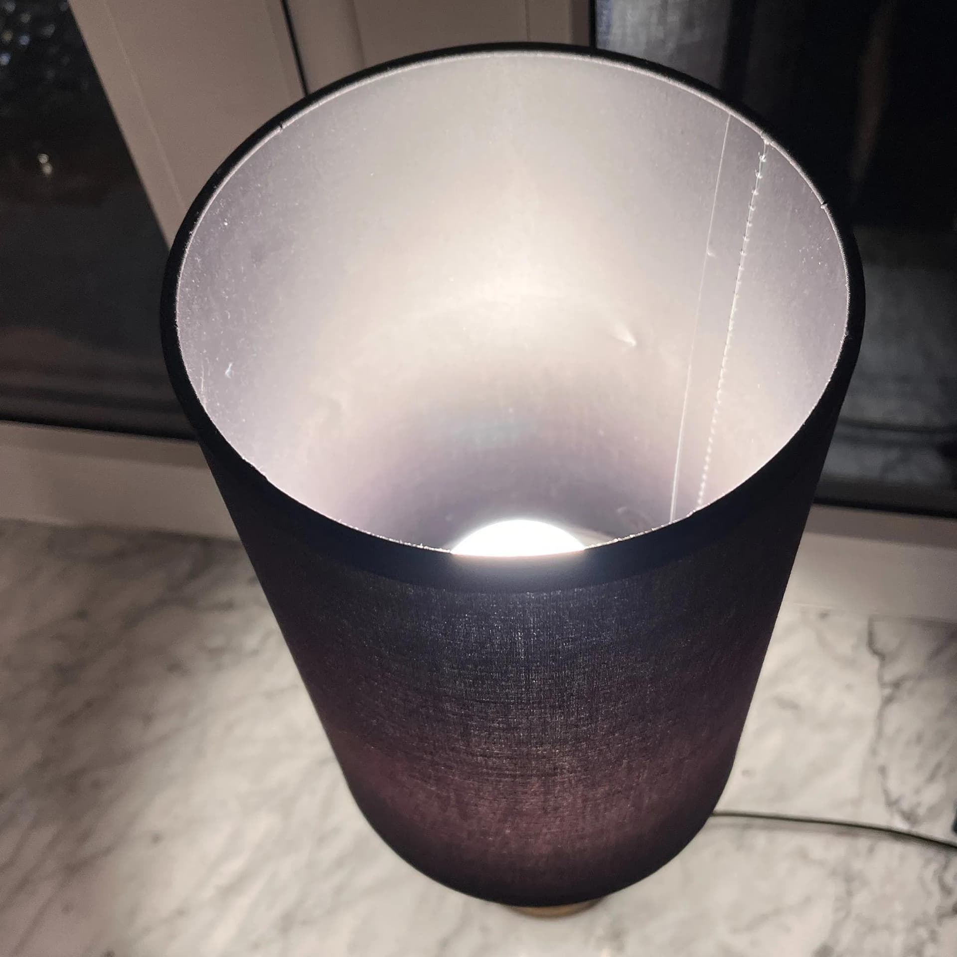 Lampka stołowa, czarny abażur, mosiądz złoty, Niemcy, lata 70. - 129257