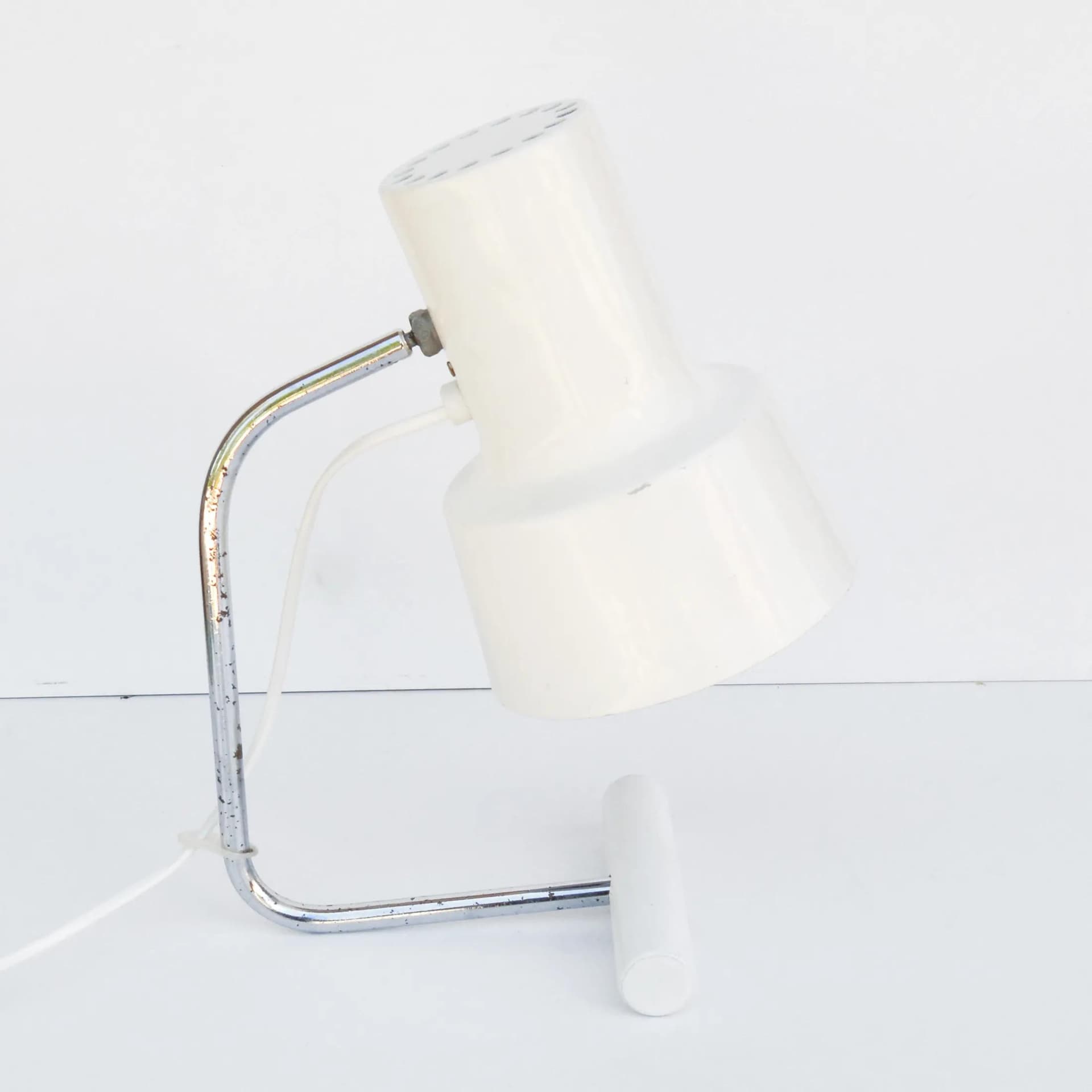 Lampka biurkowa, kremowobiały, metal chromowany, proj. J. Hurka, Napako, Czechosłowacja, lata 60. - 128571