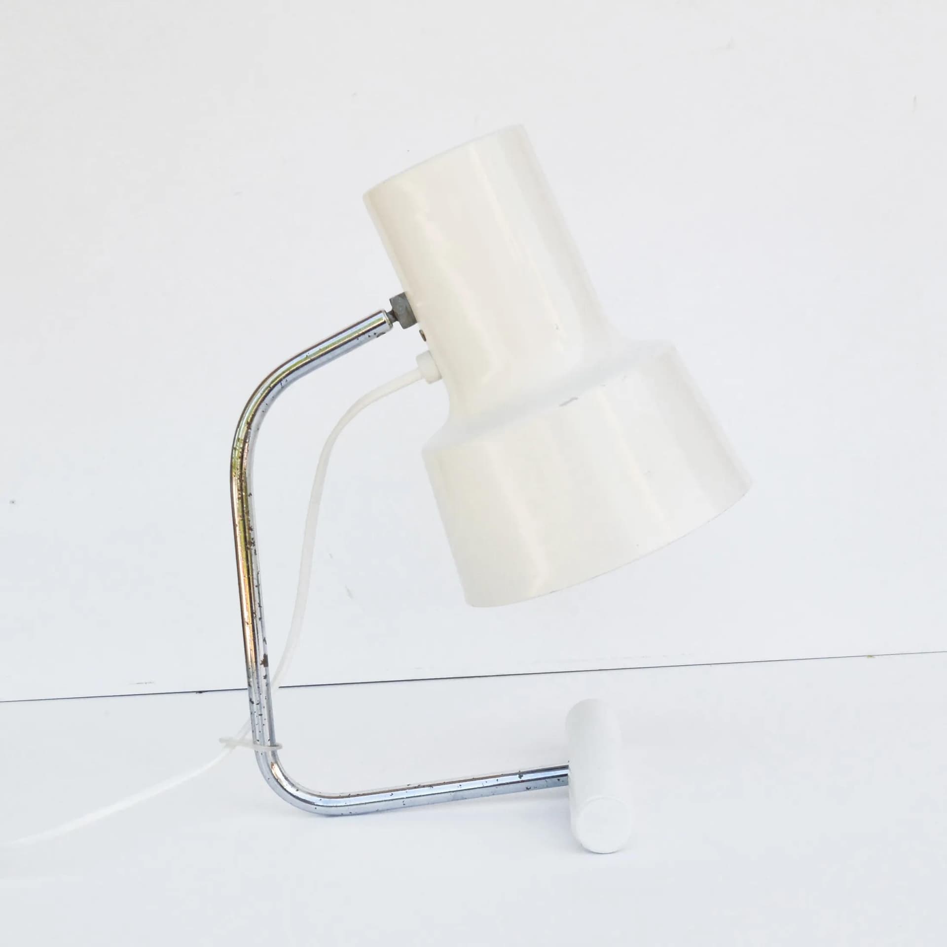 Lampka biurkowa, kremowobiały, metal chromowany, proj. J. Hurka, Napako, Czechosłowacja, lata 60. - 128572