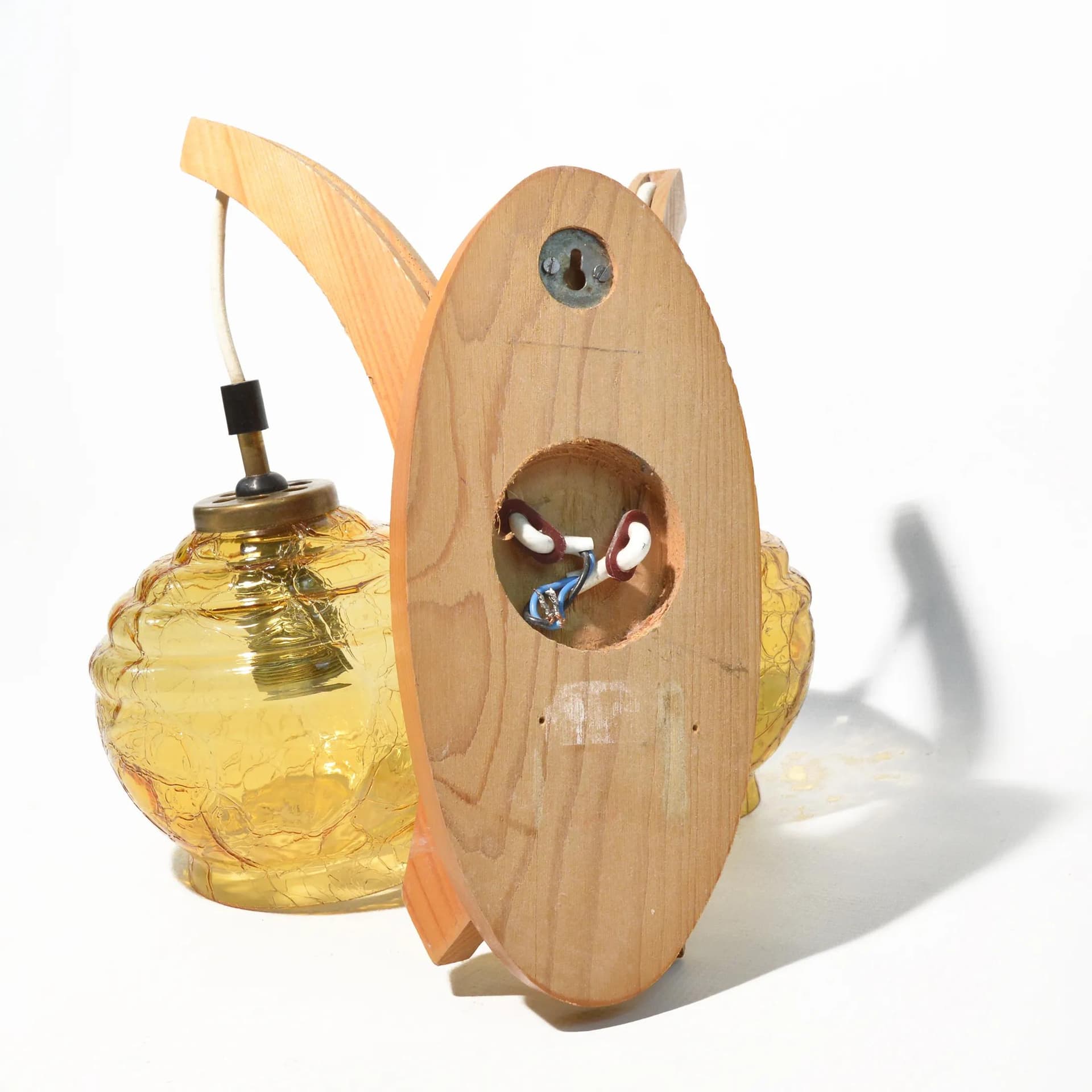 Kinkiet, brązowy, szkło miodowe, drewno świerkowe, Polska, lata 70. - 128194