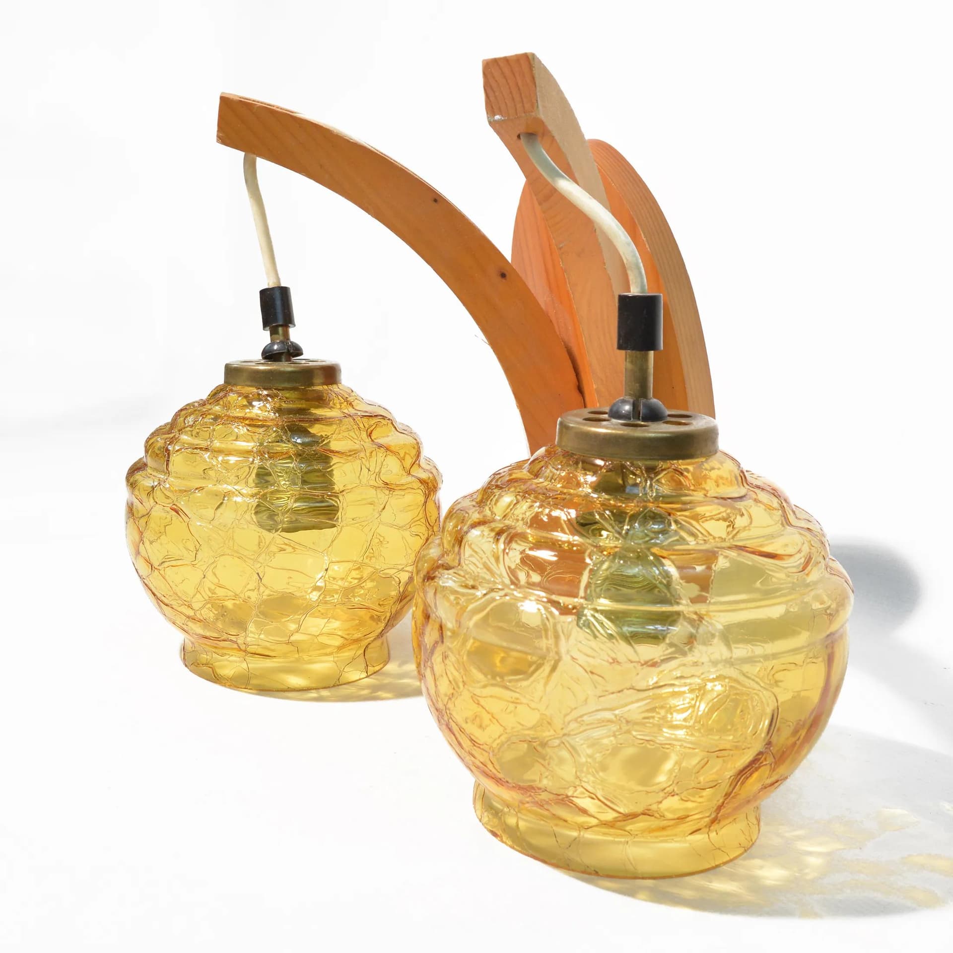 Kinkiet, brązowy, szkło miodowe, drewno świerkowe, Polska, lata 70. - 128196