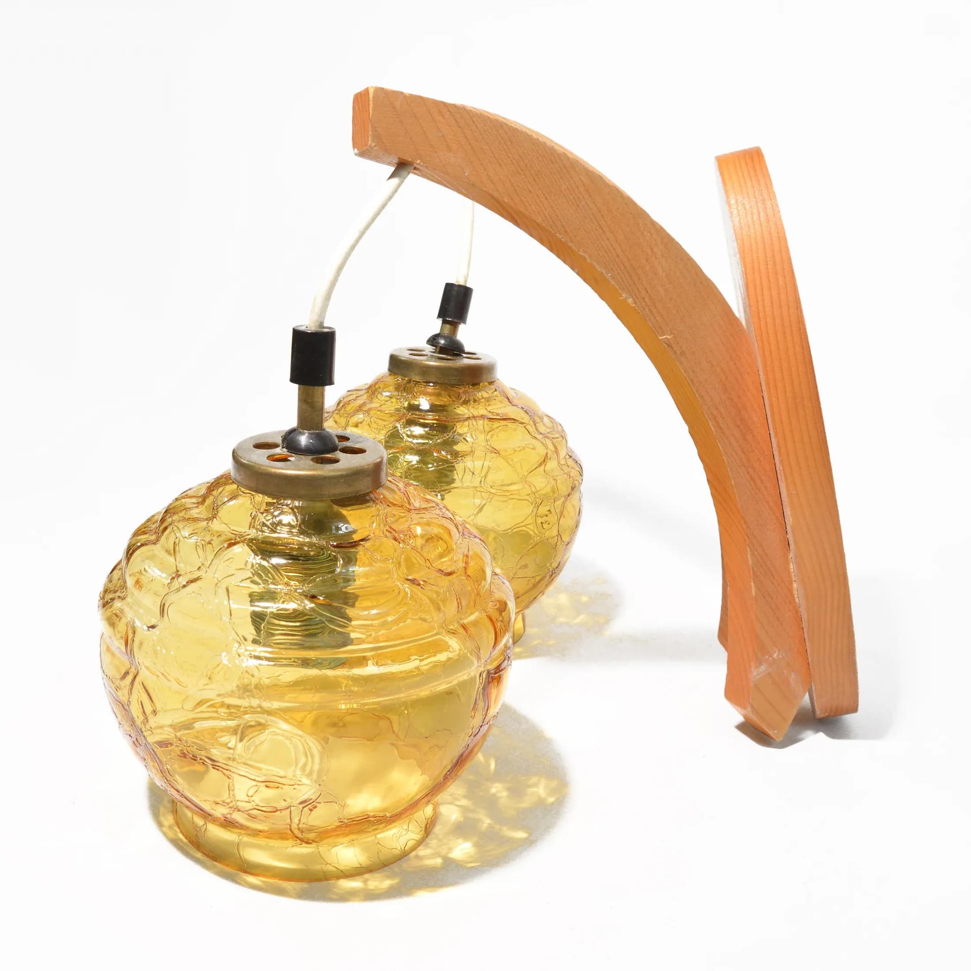 Kinkiet, brązowy, szkło miodowe, drewno świerkowe, Polska, lata 70. - 128193